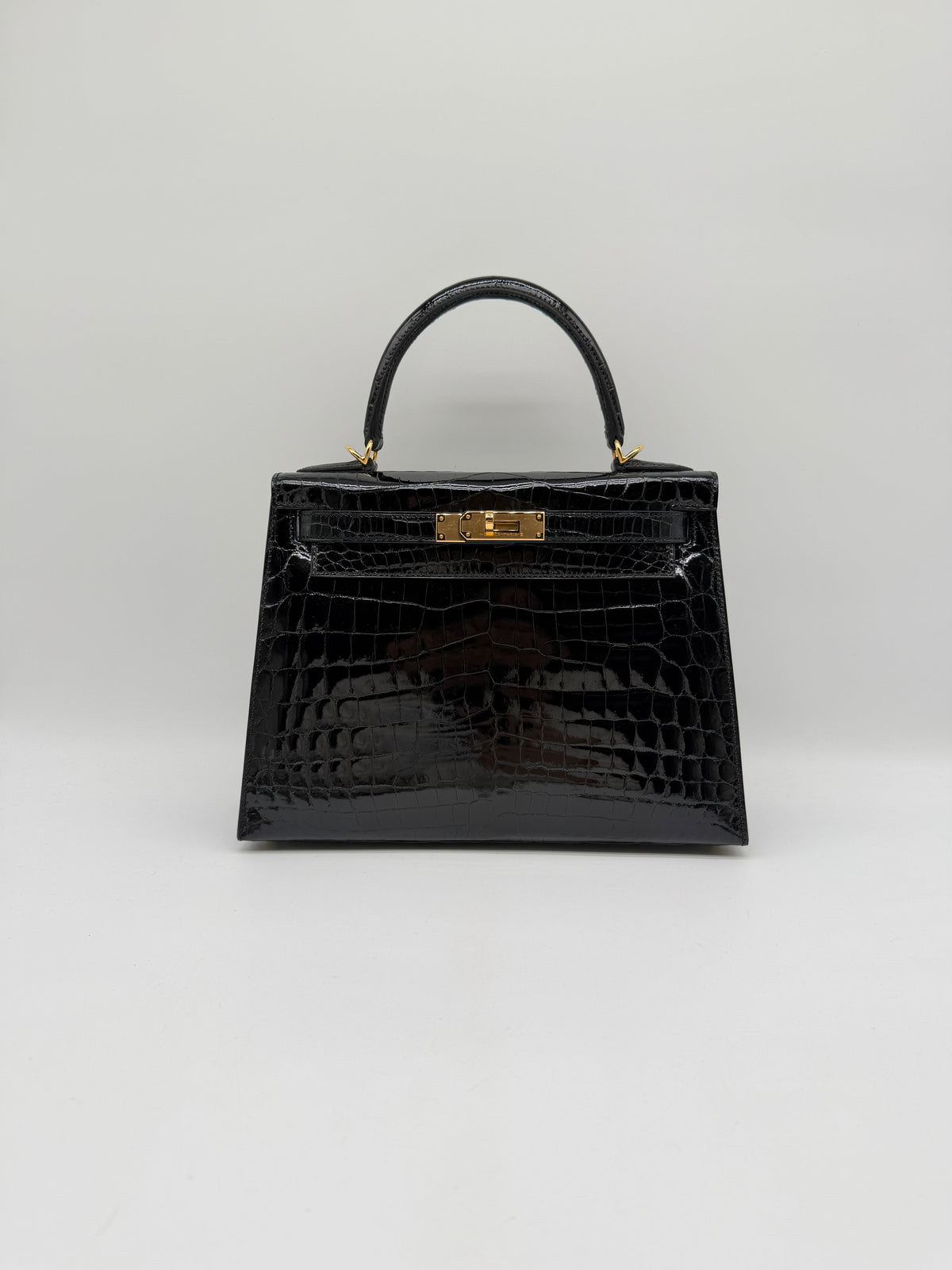 Hermès Kelly 28 Noir Shiny Niloticus Gold Hardware