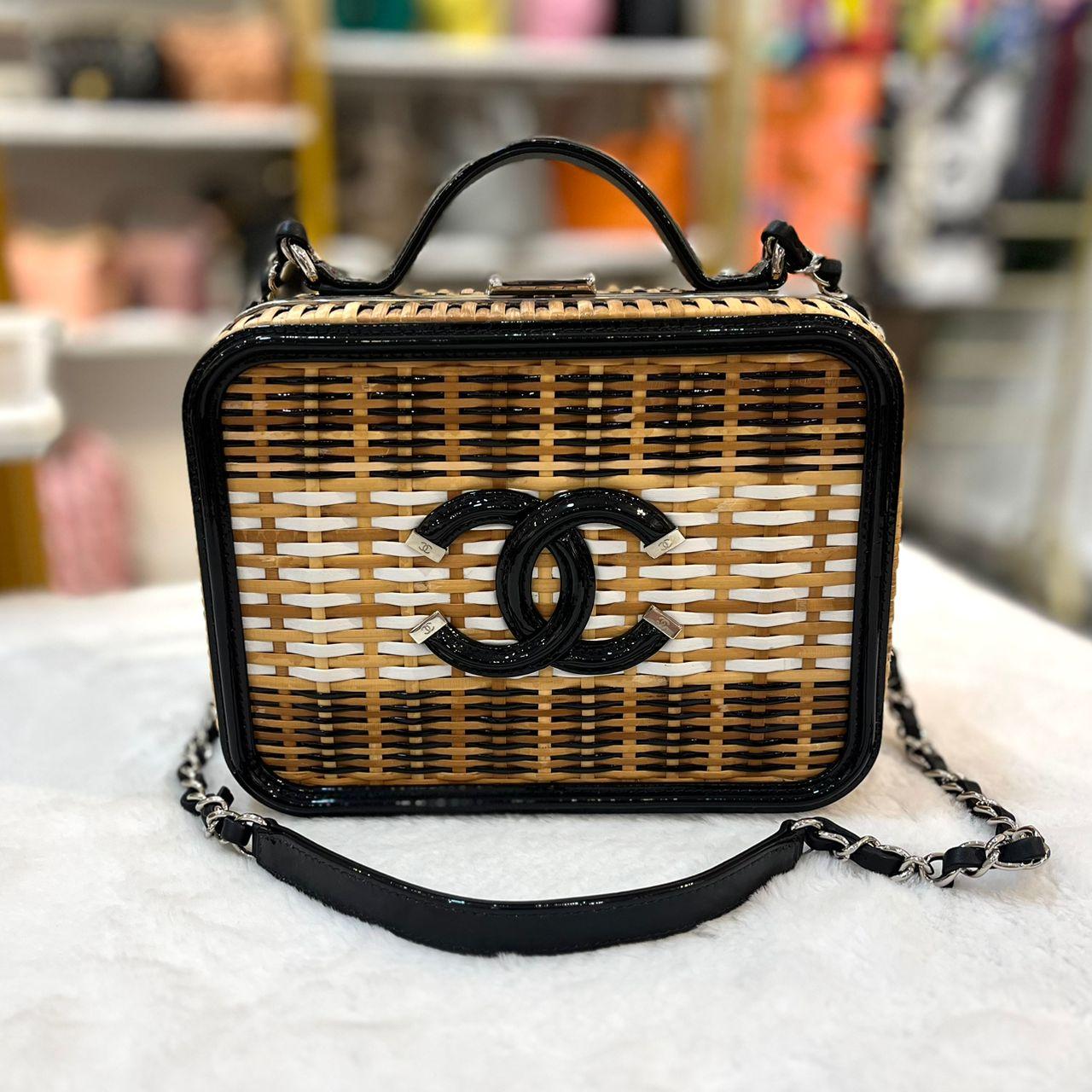 CHANEL BEIGE RATTAN & BLACK PATENT LEAHTER CC VANITY CASE SHOULDER BAG IN SHW SYCHB1404