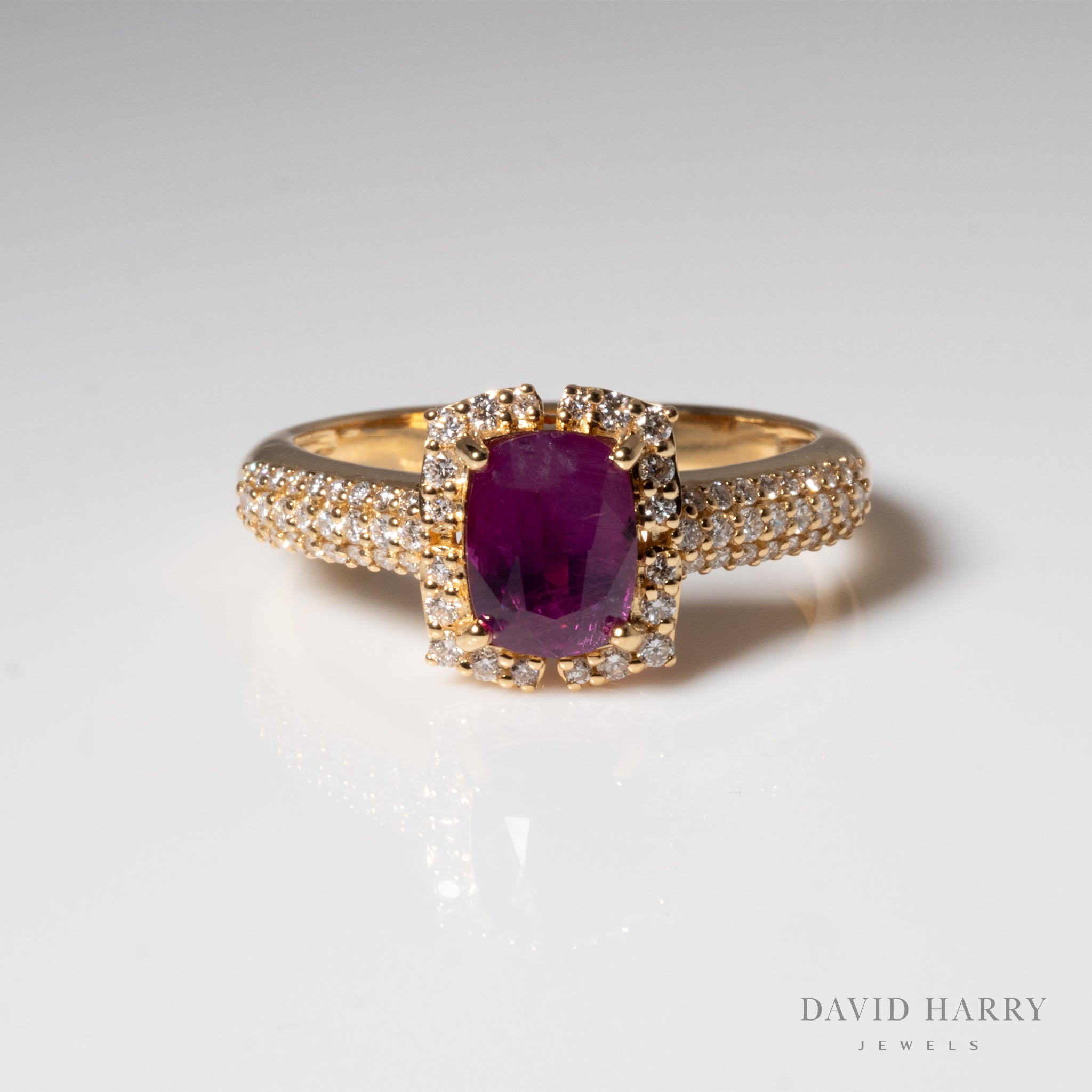 1.41ct Kashmir Purple Sapphire and 0.31ct Diamond 18K Gold Ring