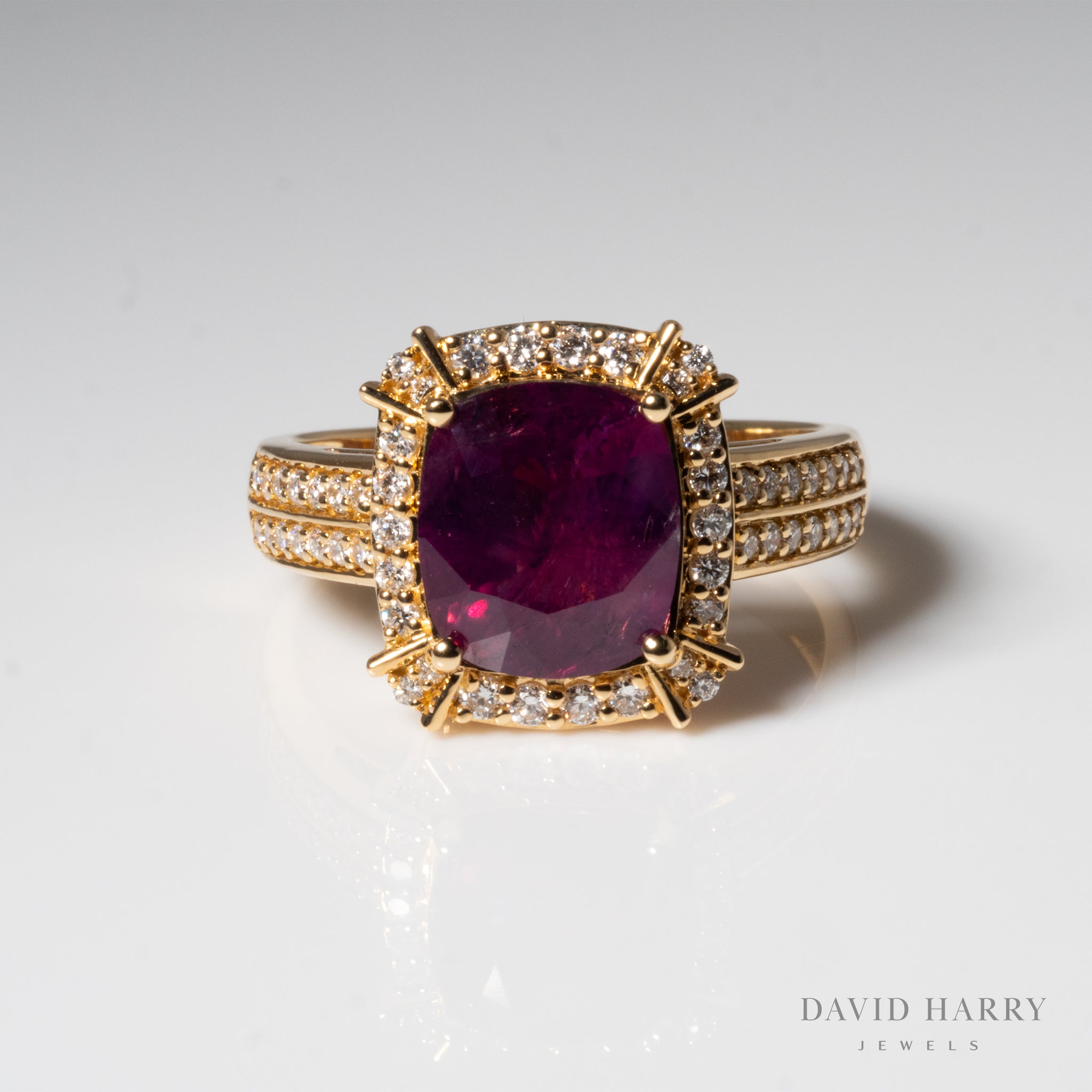 3.22ct Kashmir Purple Sapphire and 0.39ct Diamond 18K Gold Ring