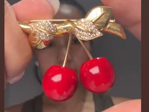 Cherry Brooch in 18K - D 0952 JJC9992