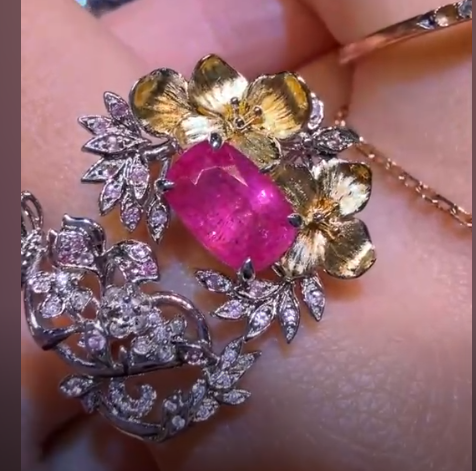 1.27ct spinel with diamonds - 18k gold
