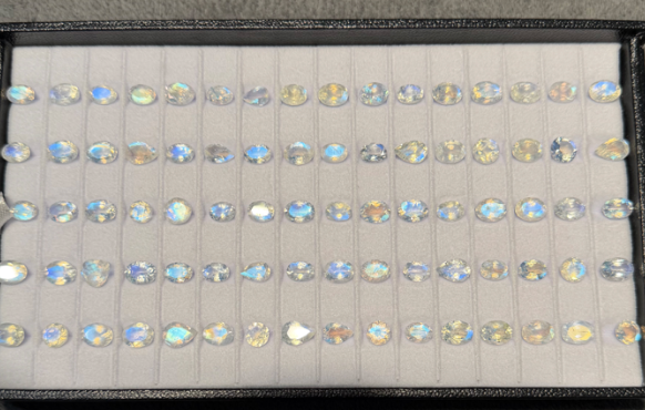 Natural Blue moonstone (from srilanka)(price per 1 stone) THAI0109-1S