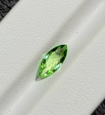 0.90ct Neon-green Paraiba (from Mozambique) with cert THAI0172