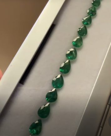 20.00ct Tsavorite Pear Bracelet Set THAIC0568