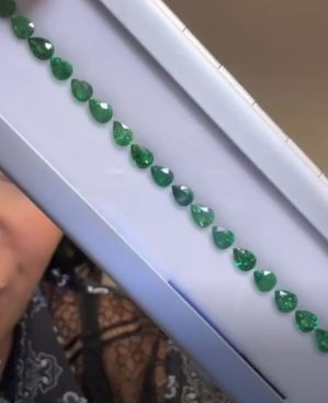 21.00ct Tsavorite Pear Bracelet Set THAIC0569