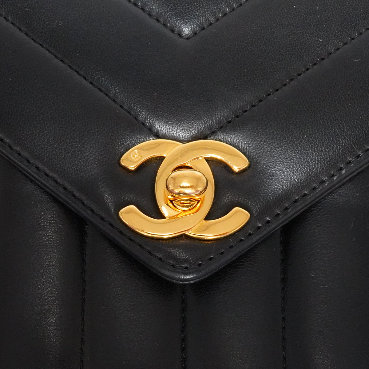 VINTAGE CHANEL CHEVRON V STITCH CHAIN SHOULDER BAG BLACK LAMB SKIN GOLD HARDWARE 90339645