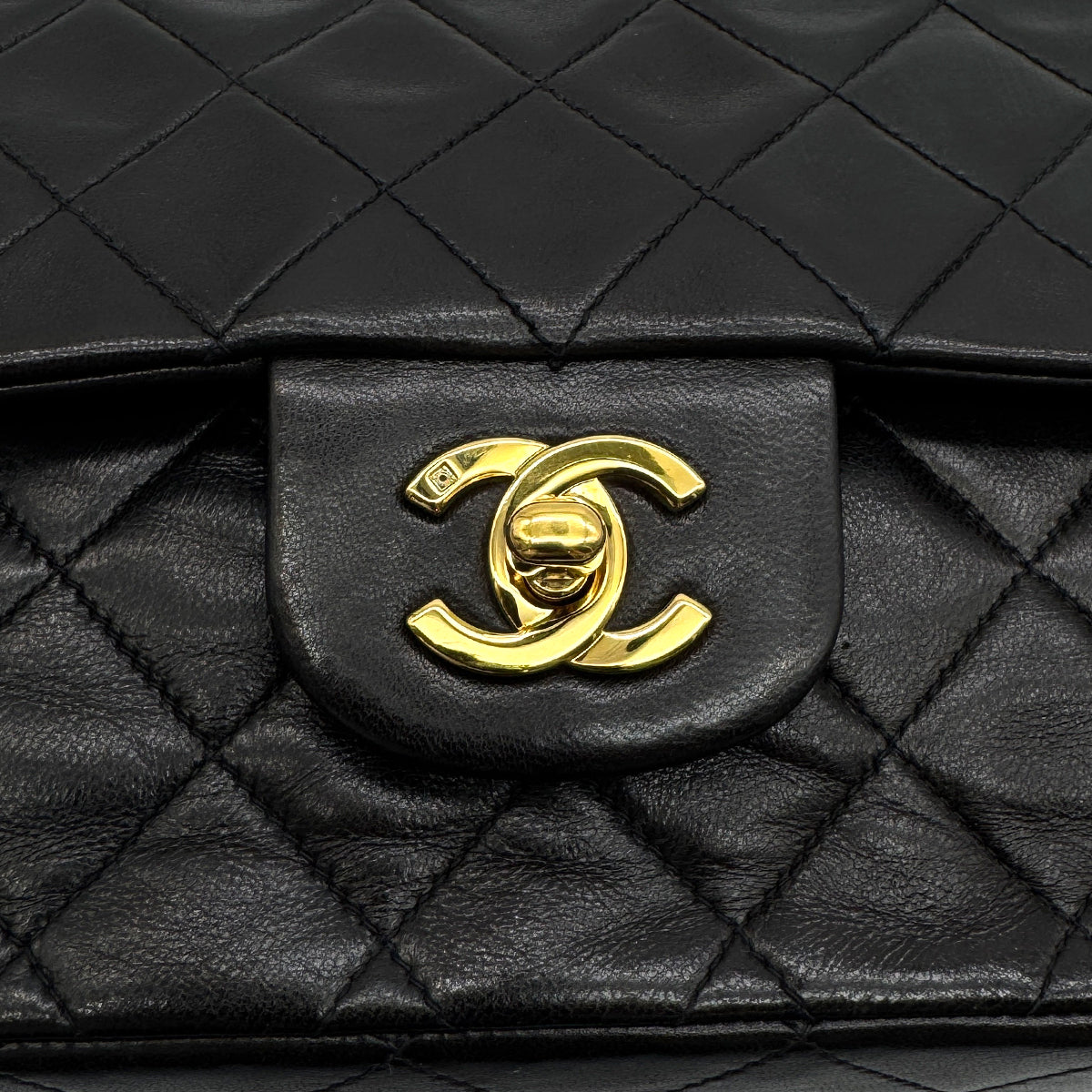 VINTAGE CHANEL CLASSIC FLAP MEDIUM CHAIN SHOULDER BAG BLACK LAMB SKIN GOLD HARDWARE 90329229