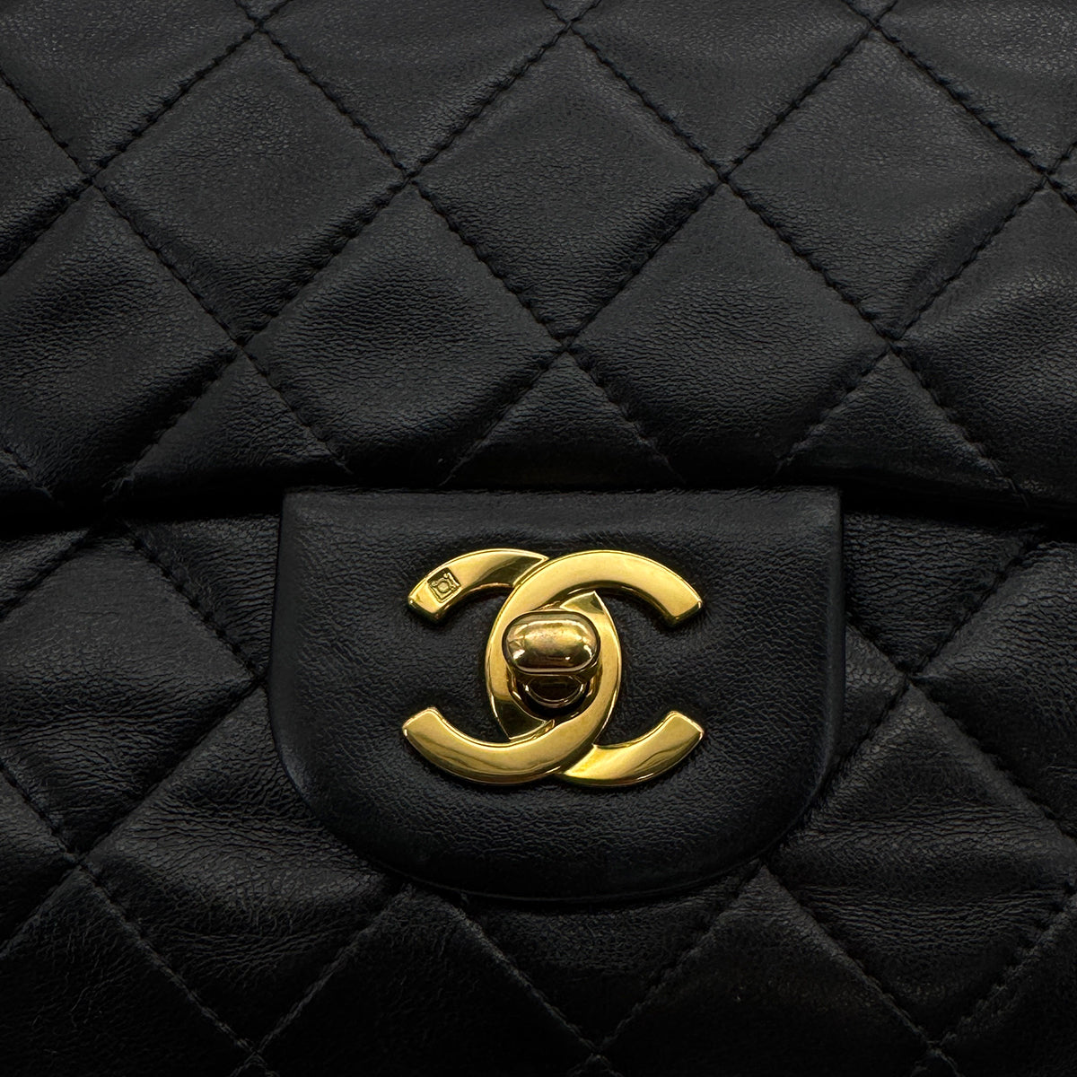 VINTAGE CHANEL CLASSIC FLAP SMALL CHAIN SHOULDER BAG BLACK LAMB SKIN GOLD HARDWARE 90319585