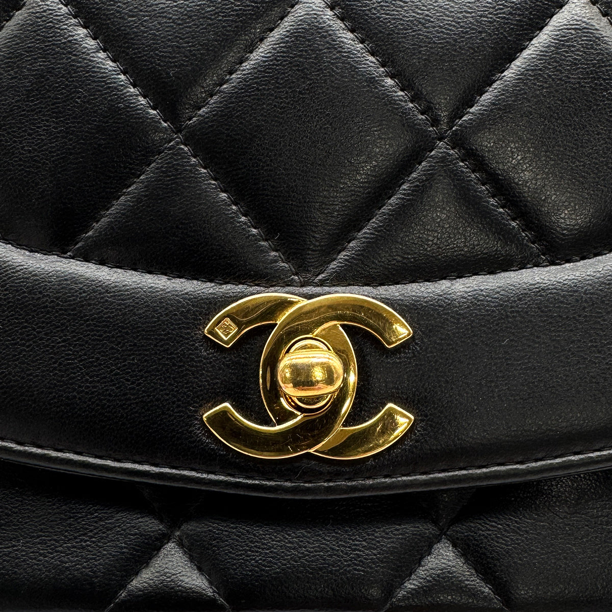 VINTAGE CHANEL DIANA SMALL CHAIN SHOULDER BAG BLACK LAMB SKIN GOLD HARDWARE 90323458