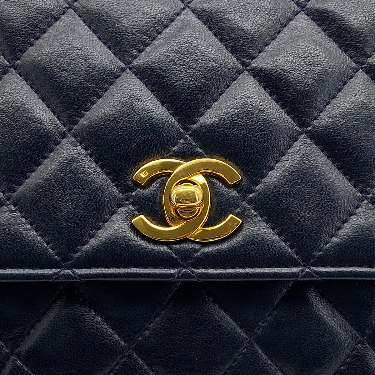 VINTAGE CHANEL MATELASSE CHAIN SHOULDER BAG NAVY LAMB SKIN GOLD HARDWARE 90324135