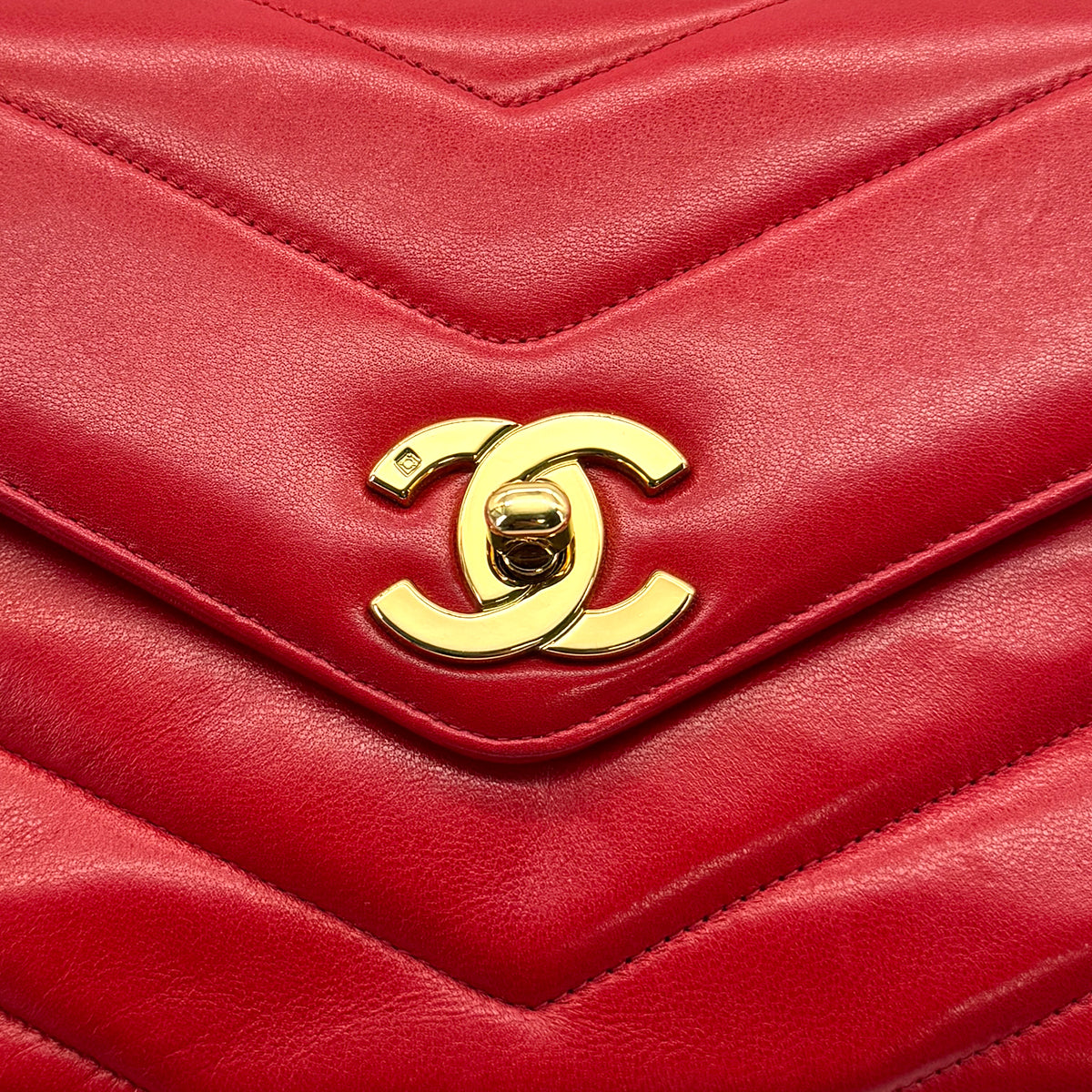 VINTAGE CHANEL CHEVRON V STITCH CHAIN SHOULDER BAG RED LAMB SKIN GOLD HARDWARE 90321155