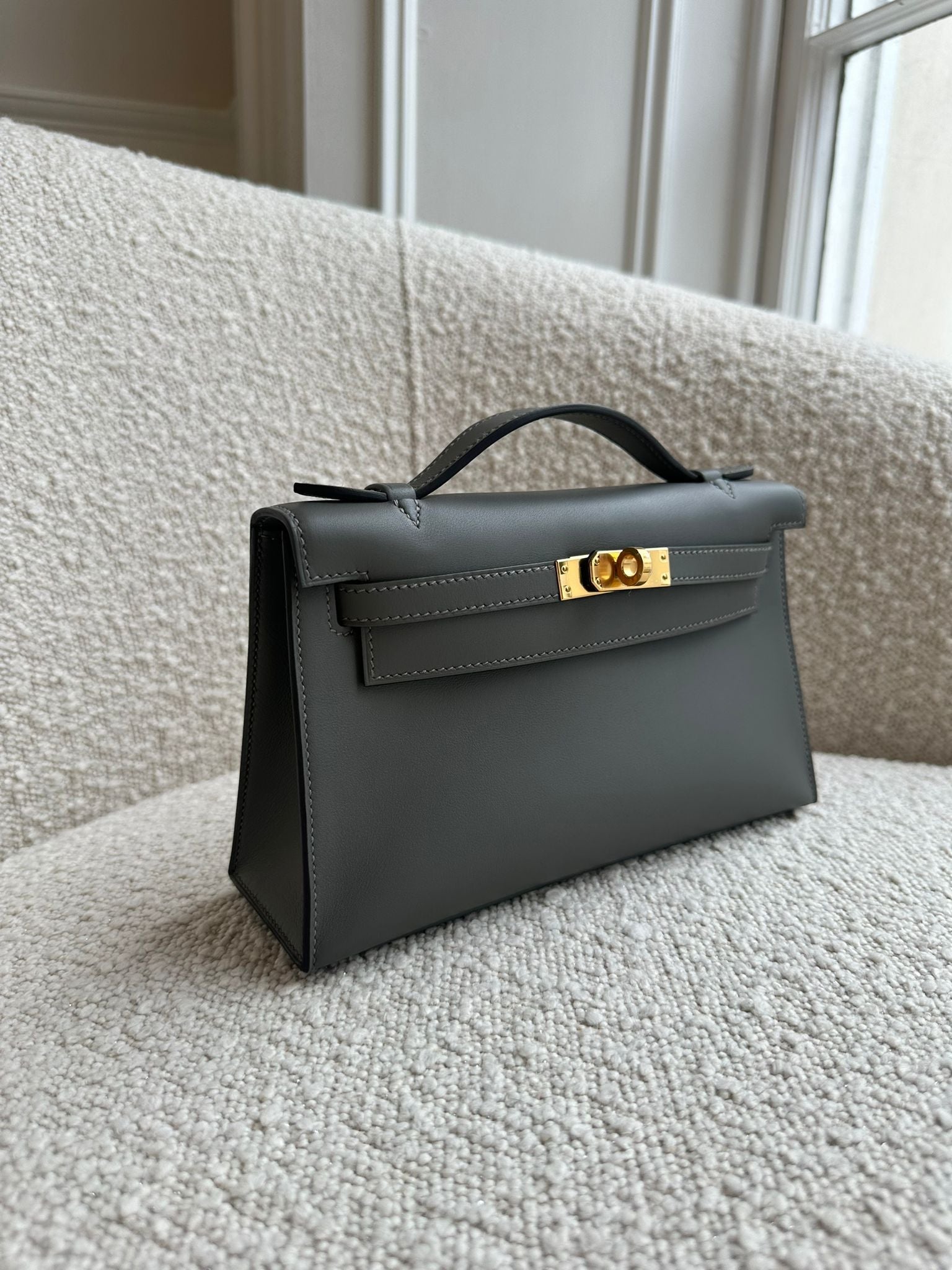 HERMÈS KELLY POCHETTE GRIS MEYER Swift Leather with Gold Hardware