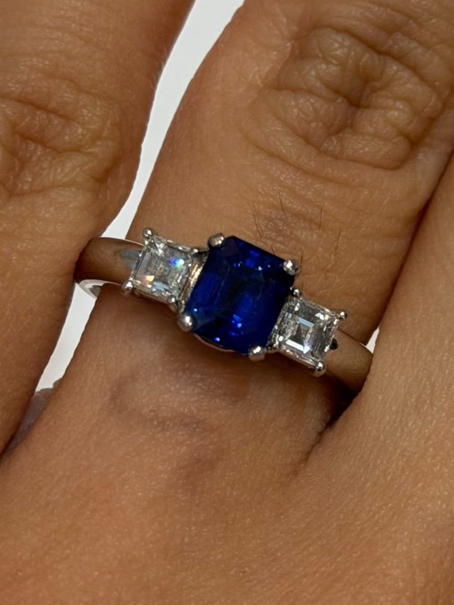#10 Ring in Pt900 - Sapphire 1.215 + D0.50 (3-stone) 5383 JJC1387