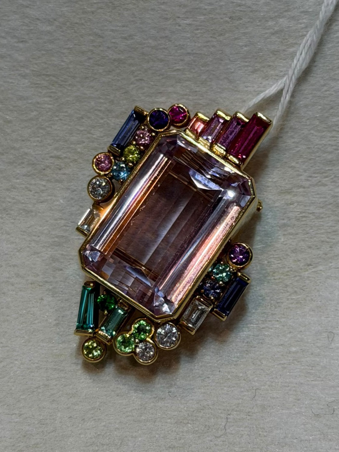 - Pendant in K18 - Kunzite 32.97 + multi-gem 5495 JJC1342
