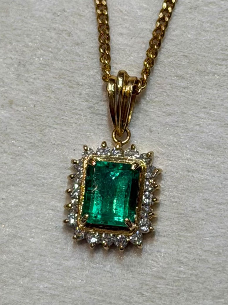 46cm Necklace in K18 - Emerald 1.07 + D0.30 halo 5038 JJC1368