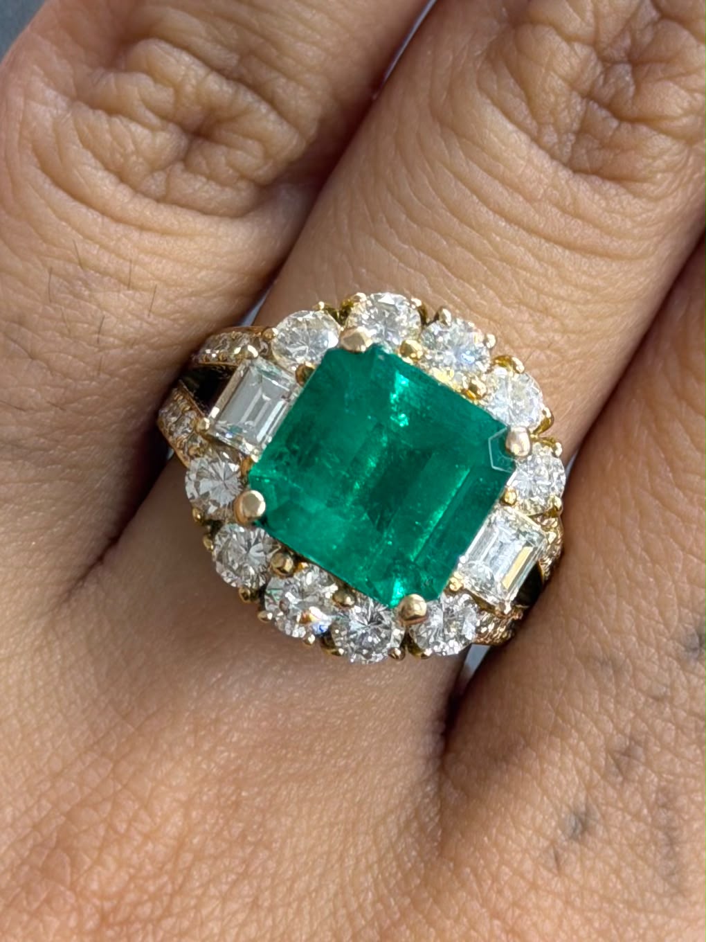 Ring in K18 - Emerald 4.31 + D2.50 0835 JJC1487