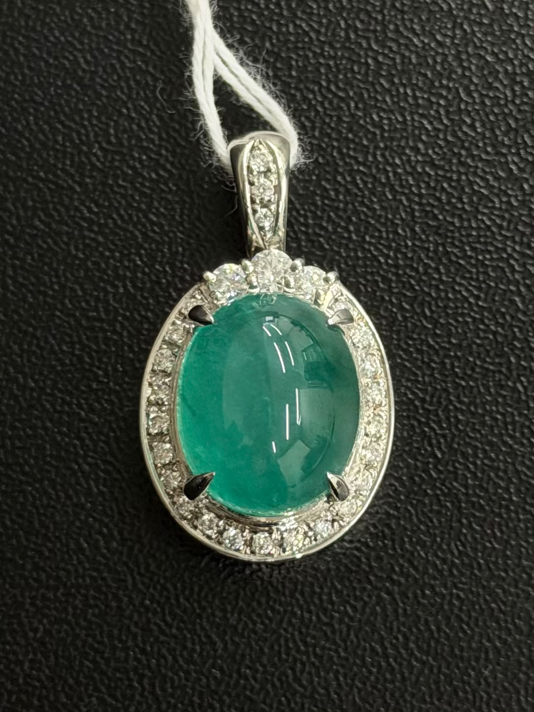 Pendant in K18 - Green Emerald cab 9.747 + D0.48 6695 JJC1471