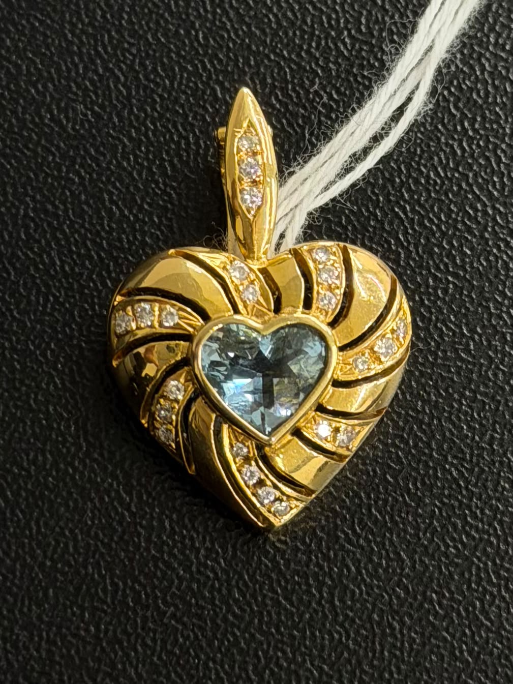 Pendant in K18 - Gold heart Topaz 1.45 + D0.19 1737 JJC1474
