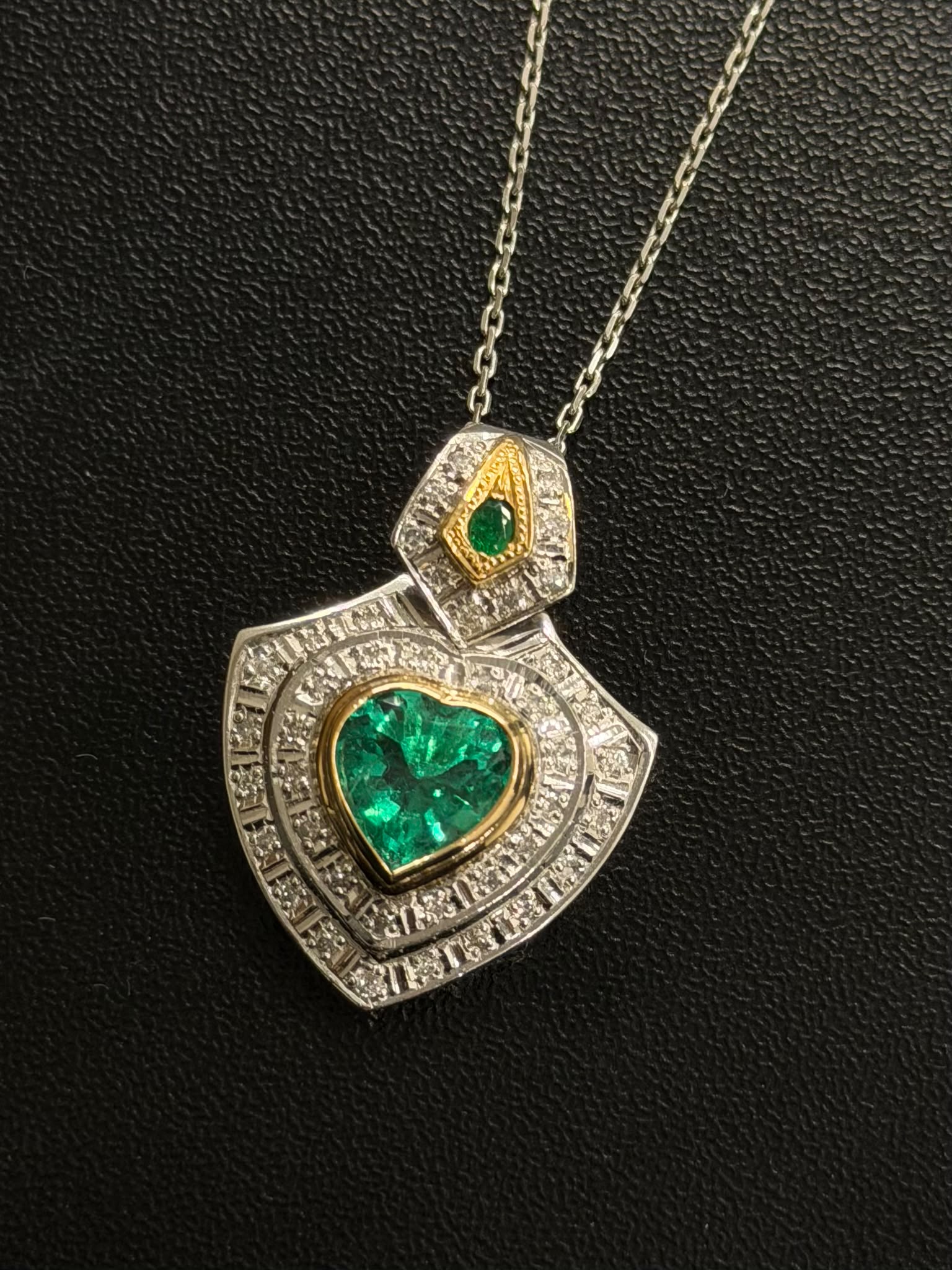 Necklace in Pt900 - Emerald 2.21 + D0.42 heart 1597 JJC1510