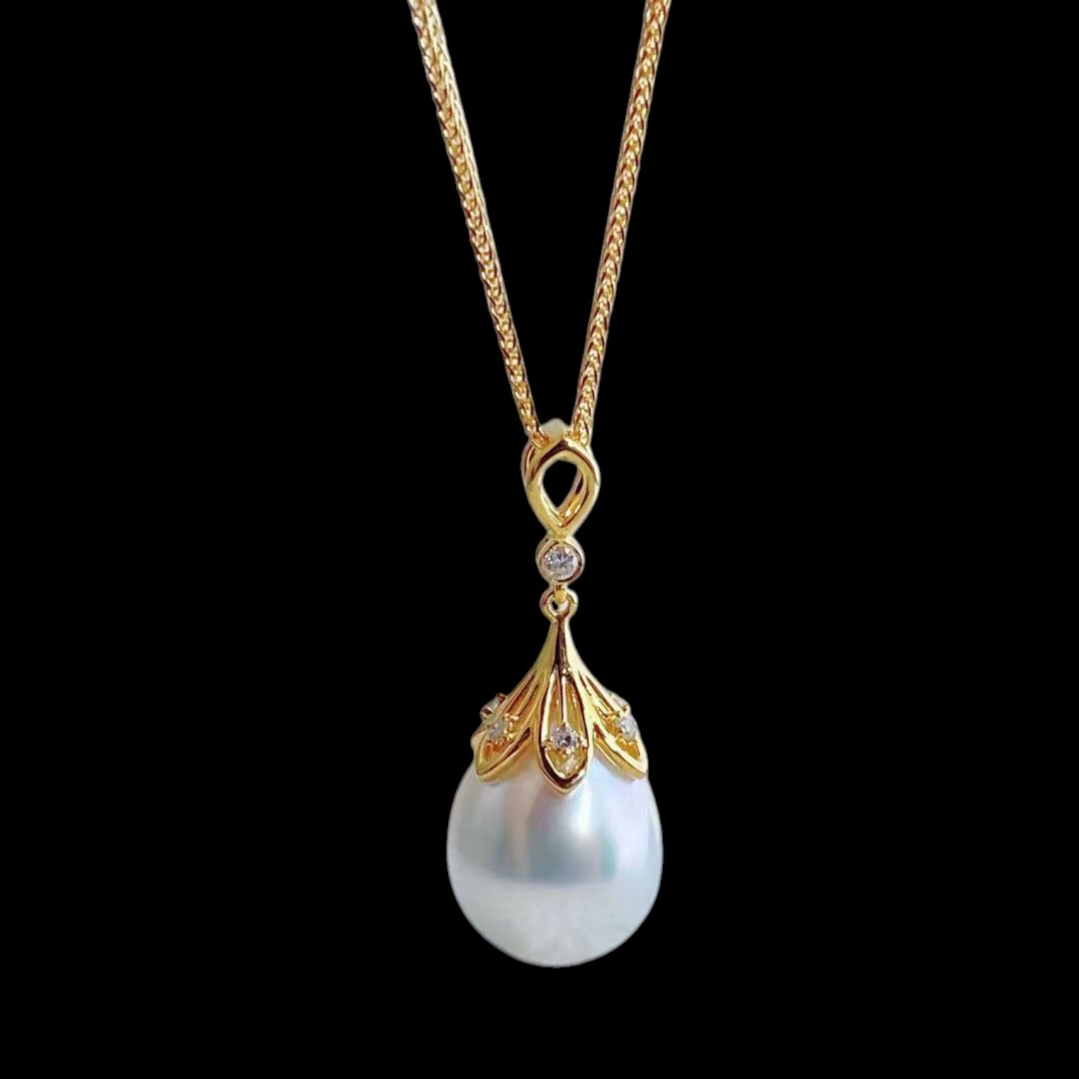 South Sea White Pearl 11.4mm & 0.08ct Diamond Necklace set in 18K Yellow  Gold
