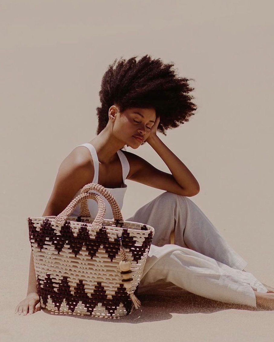 ZigZag Maxi Straw Bag with Braided Silk Handle Details Preto