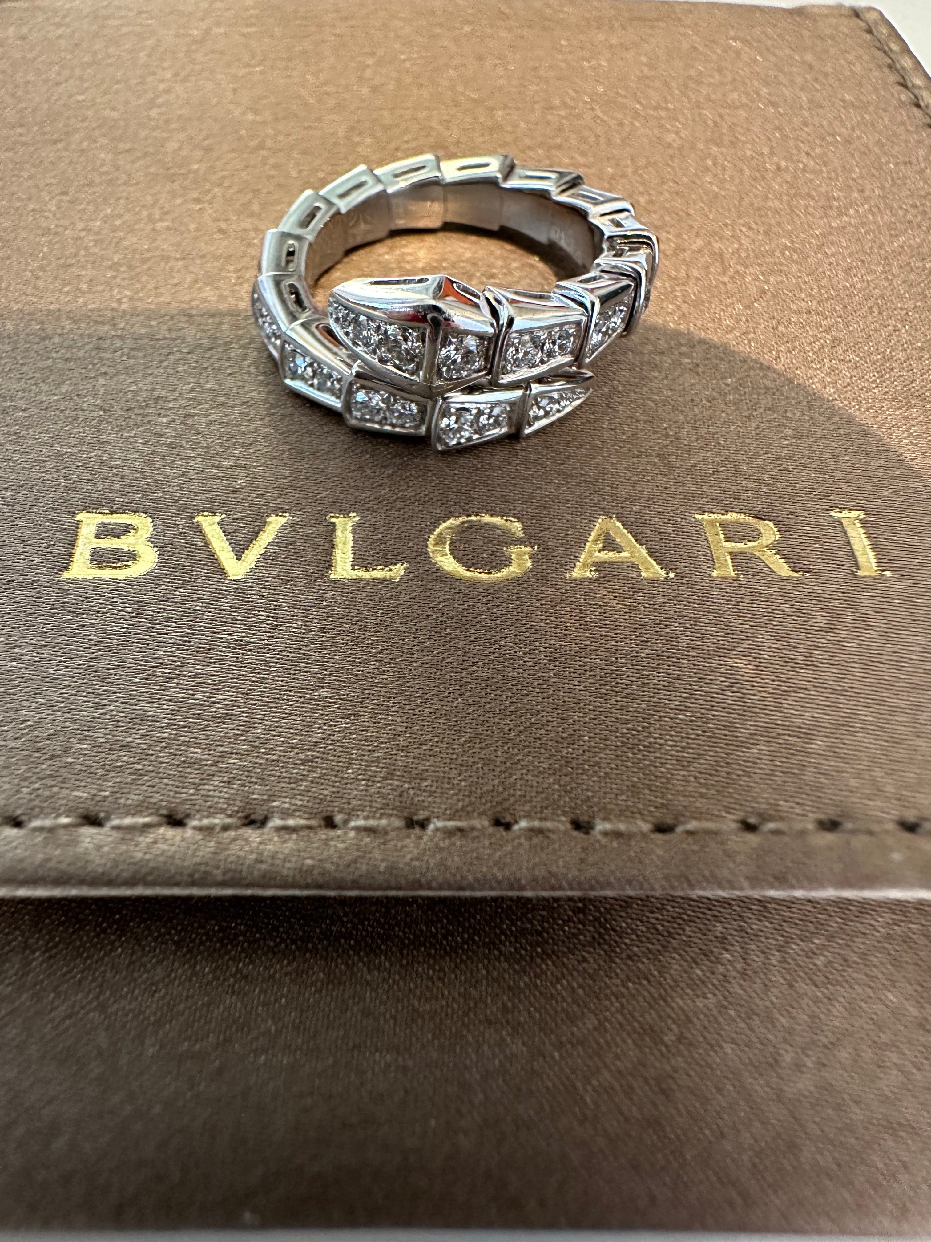 Bvlgari Bvlgari Serpenti Viper 18 kt white gold ring set with pavé diamonds.