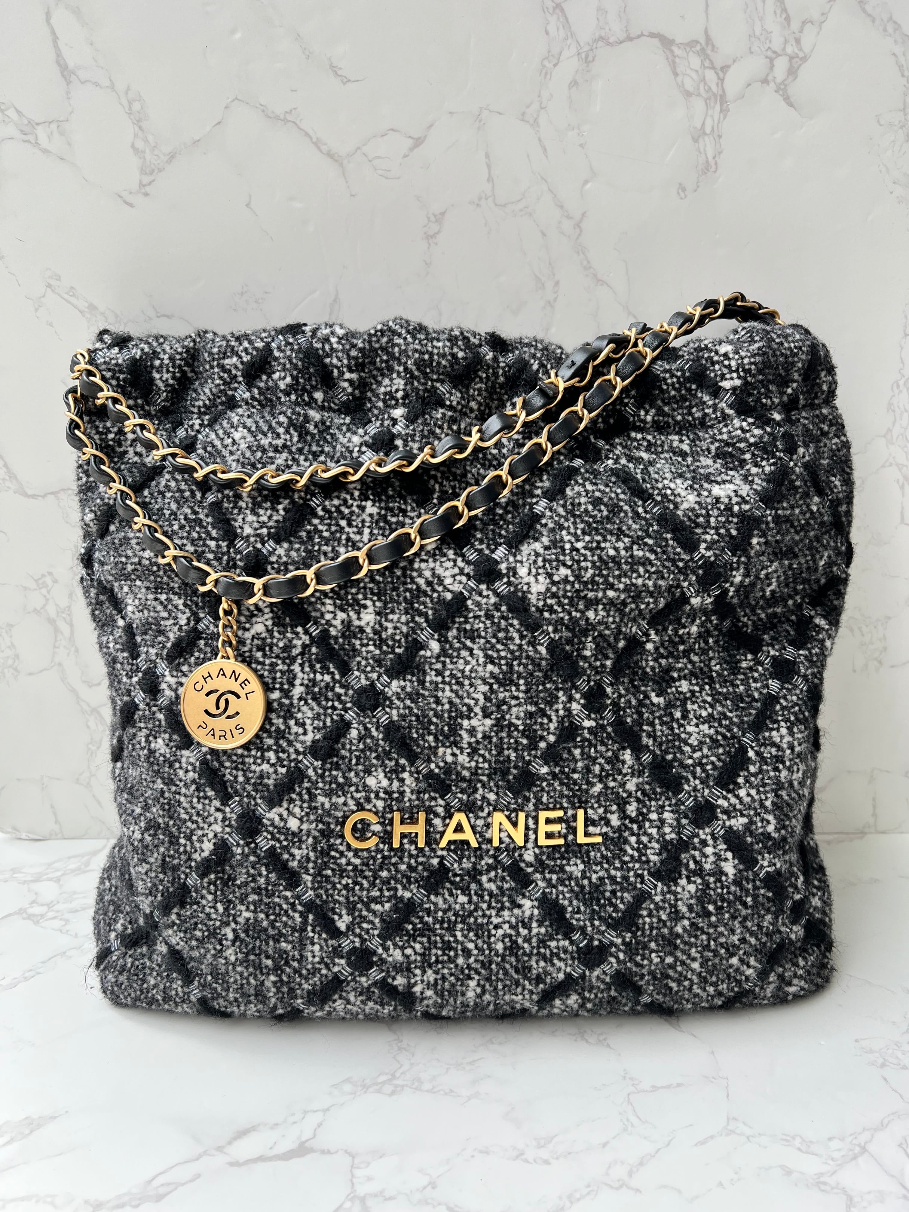 Chanel Chanel 22 Tweed Tote Medium Black/White GHW 2022
Microchipped with Copy Receipt SYCF1401VT