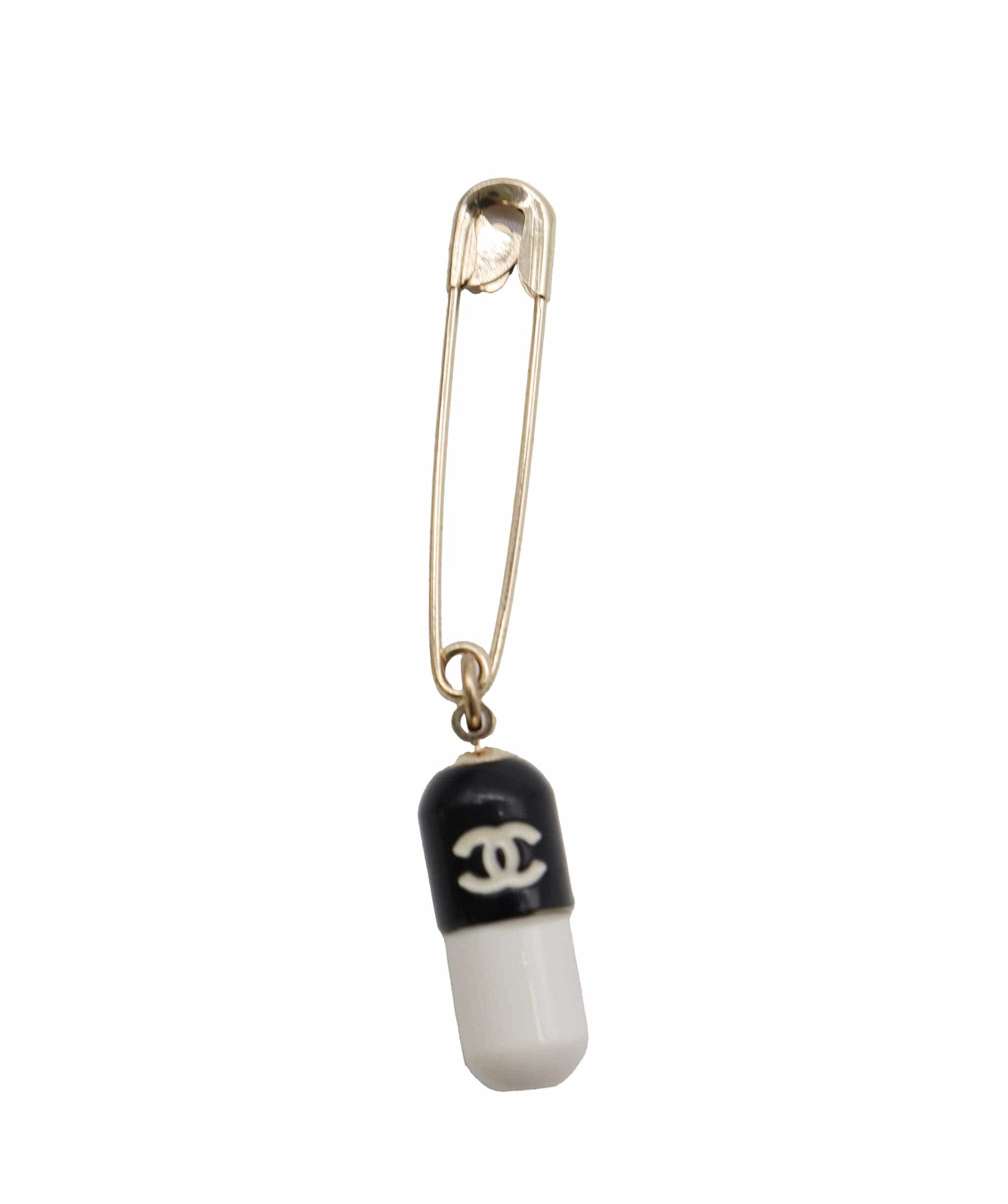 Chanel chanel 80s pill pin  DXBS2603