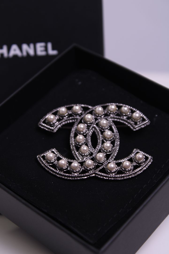 Chanel Chanel chanel pearl brooch black onesize