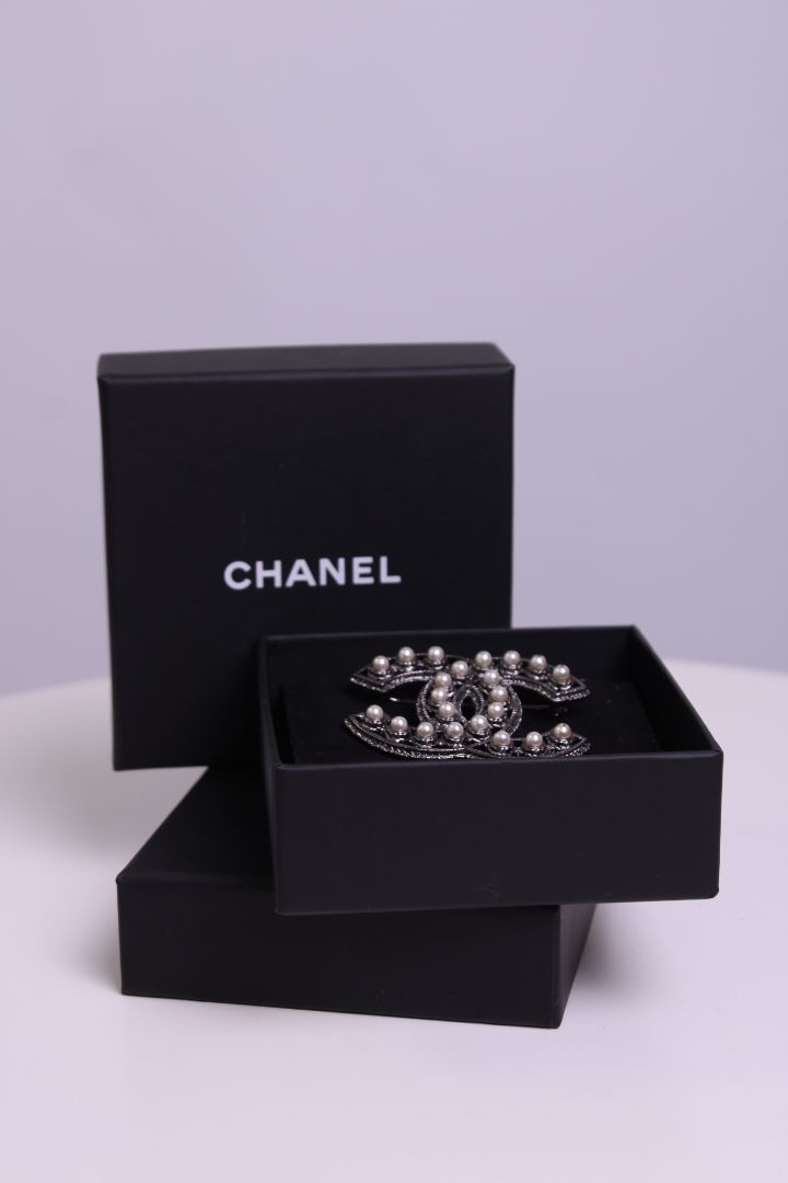 Chanel Chanel chanel pearl brooch black onesize