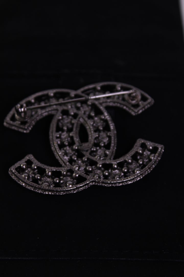 Chanel Chanel chanel pearl brooch black onesize
