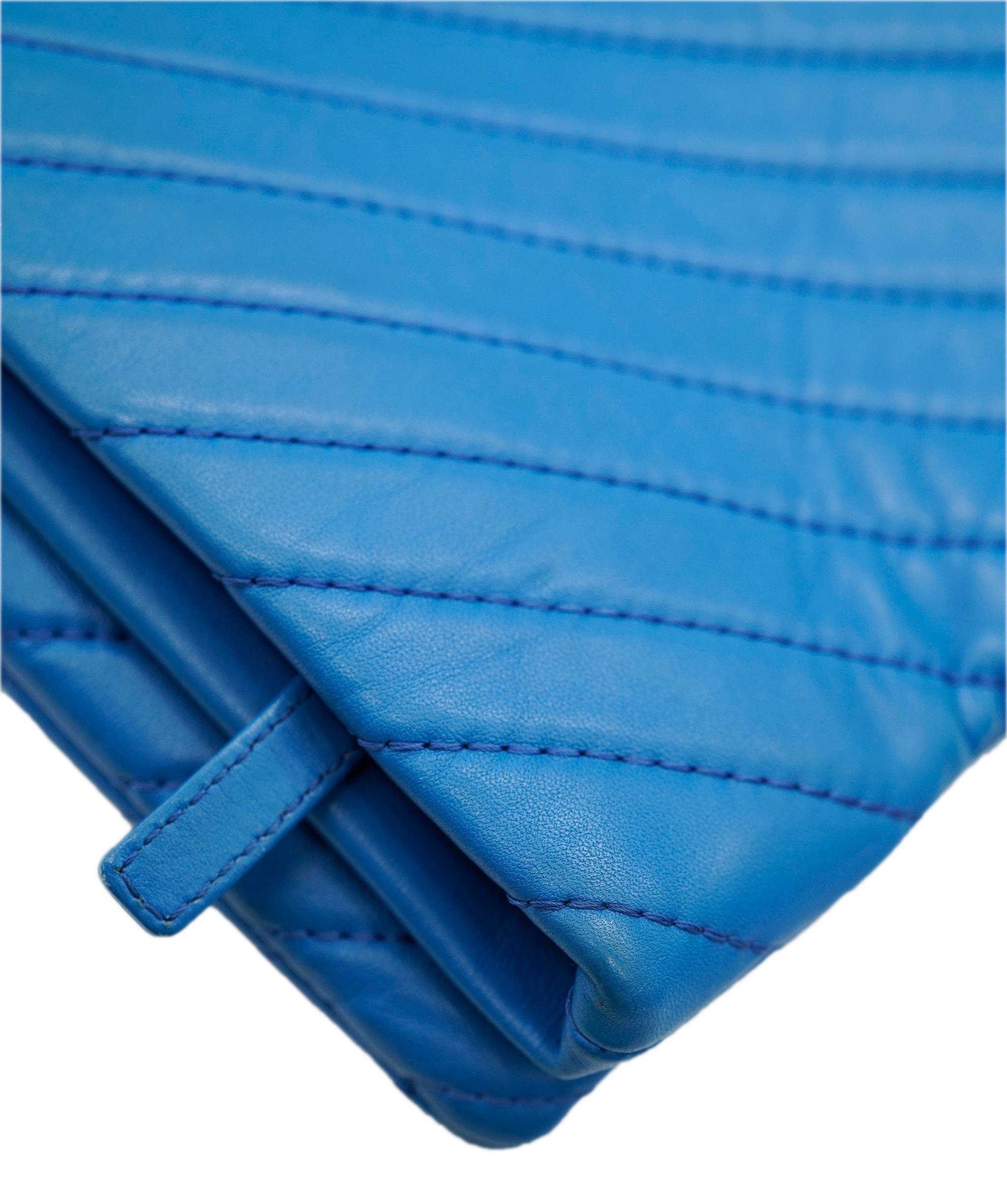 Chanel Chanel large pochette, blue, chevrons, with card and dustbag, excellent conditions  AKL0045