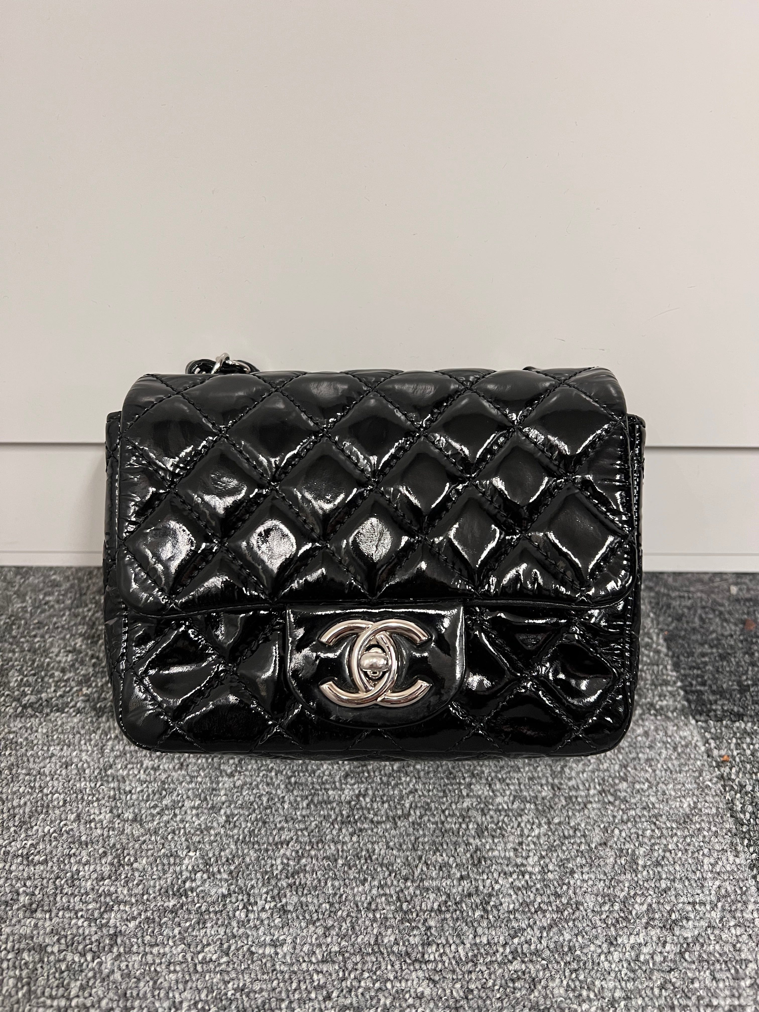 CHANEL CHANEL Patent Black SV Mini Matelasse 17 B0819GR6AE