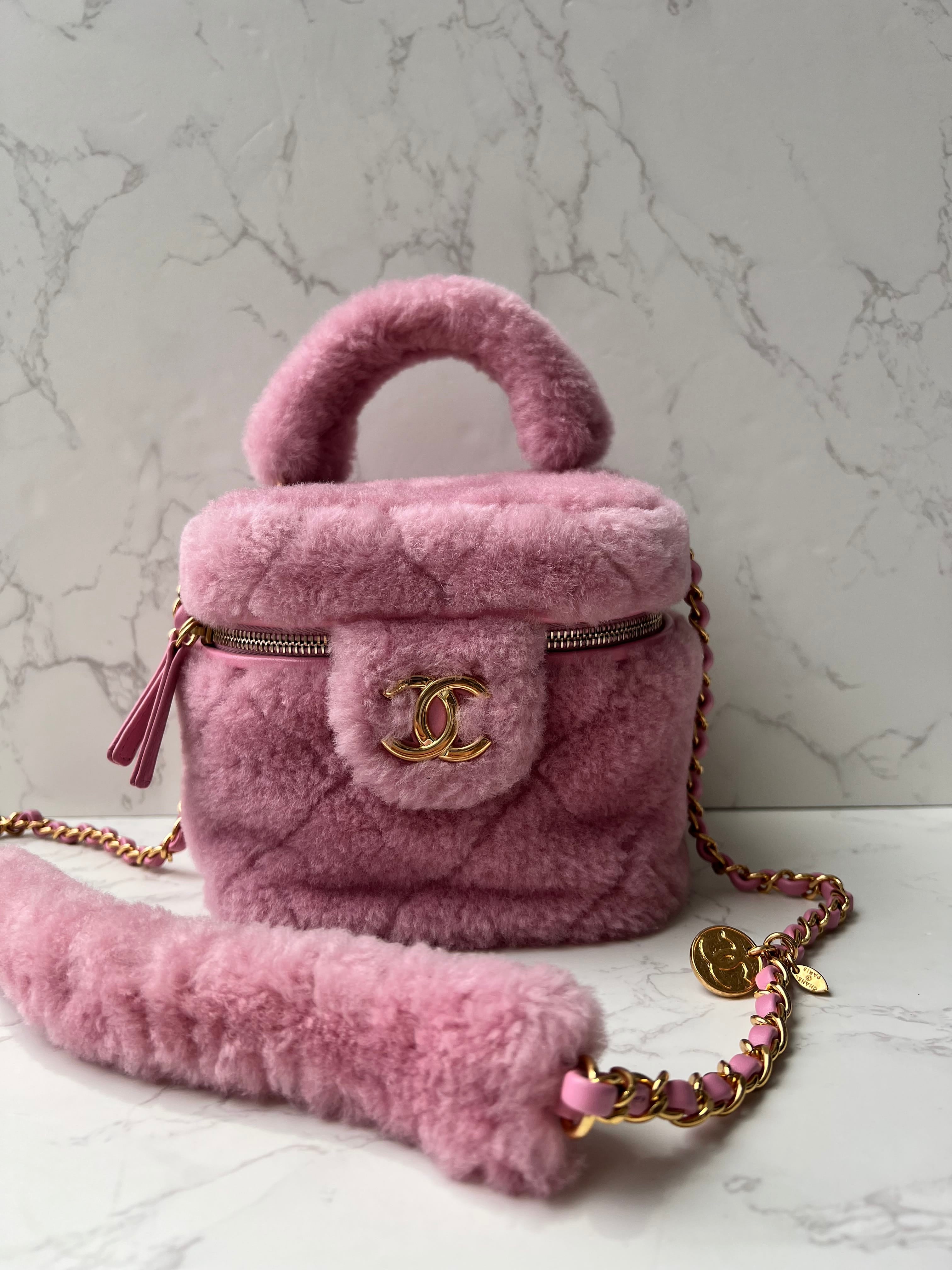 Chanel Chanel Shearling Vanity Small Pink LGHW 2022
Microchipped comes with Dustbag and Receipt SYCF0502MP