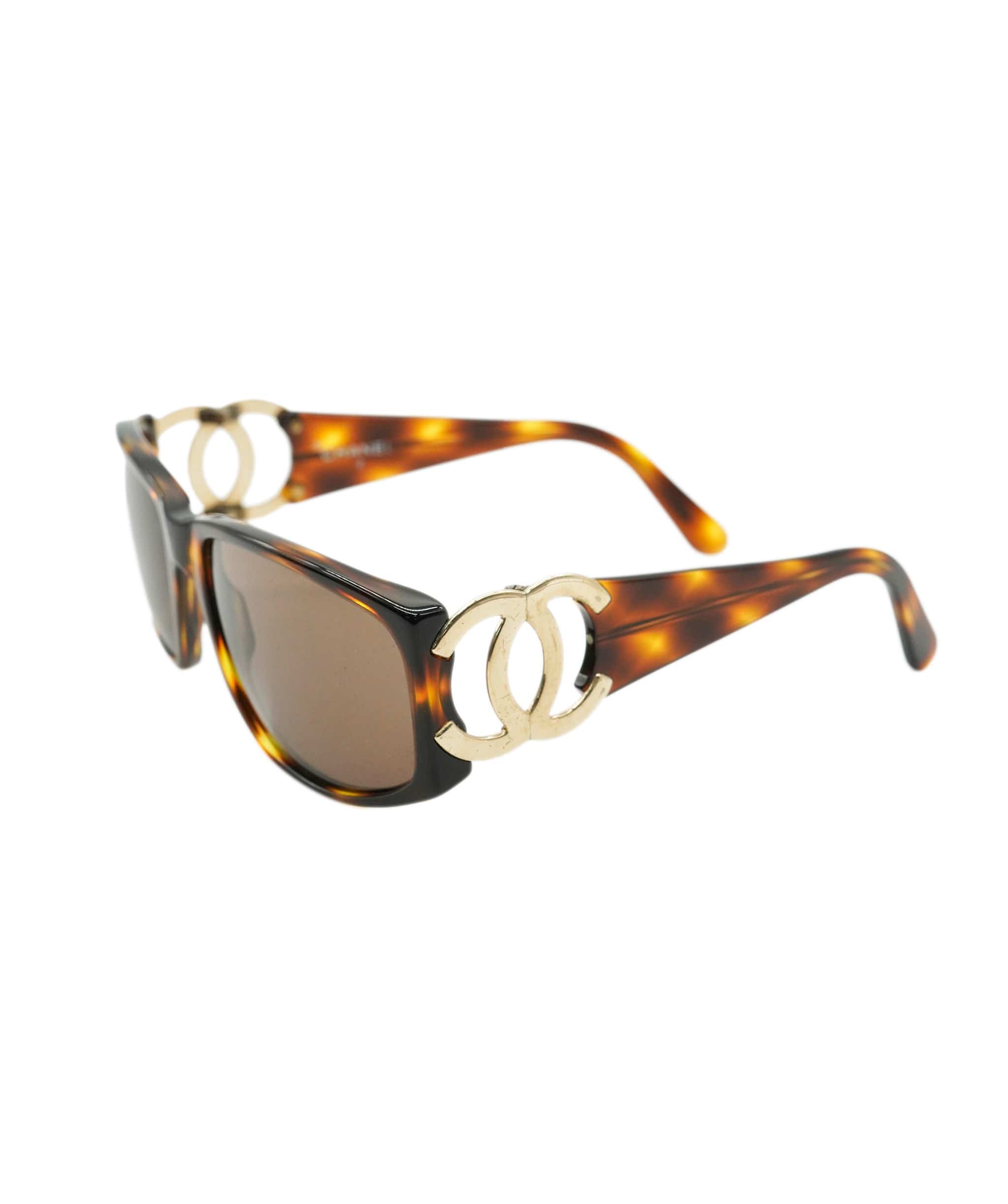 Chanel Chanel Vintage CC Tortoiseshell sunglasses ALC2438