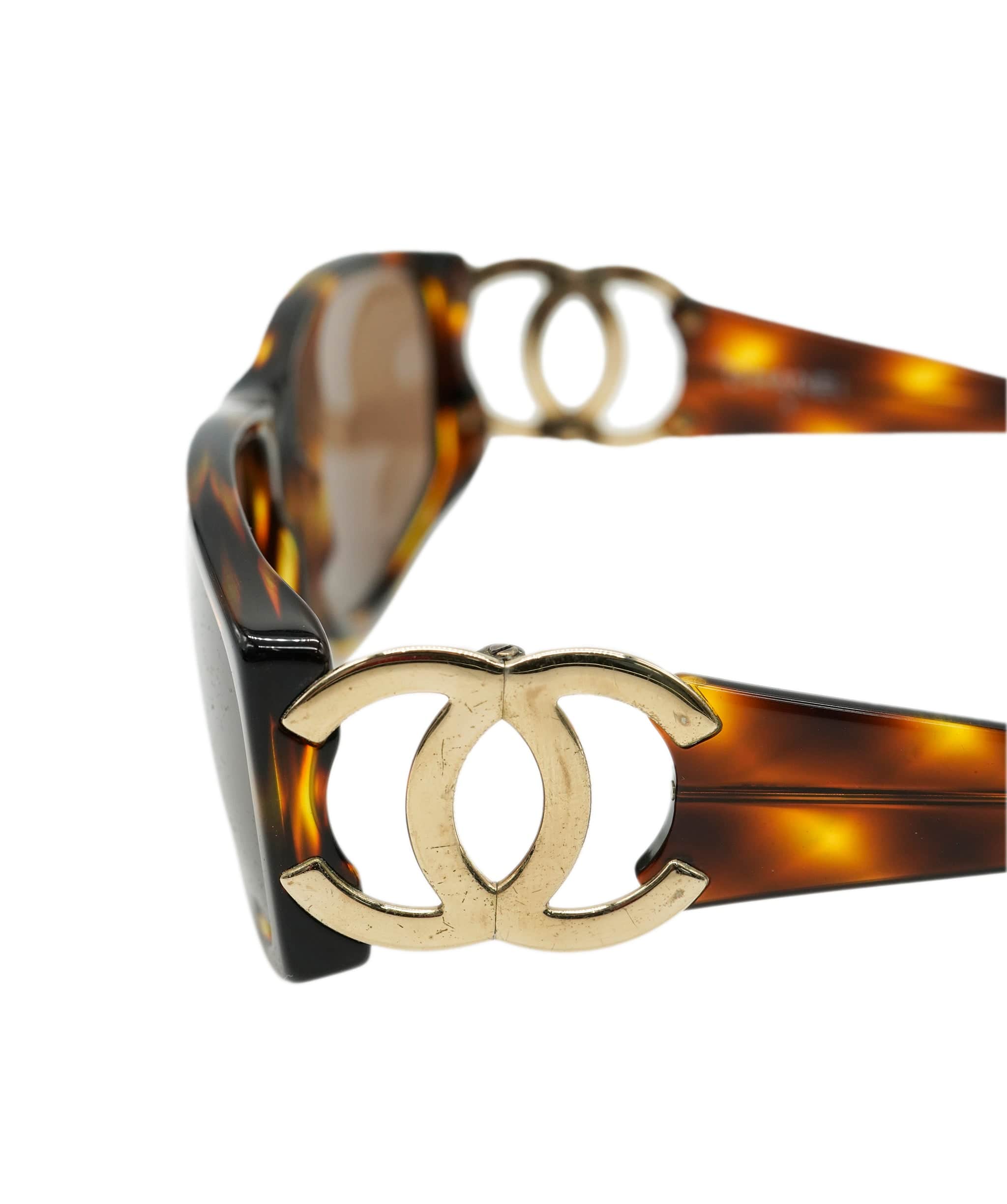 Chanel Chanel Vintage CC Tortoiseshell sunglasses ALC2438