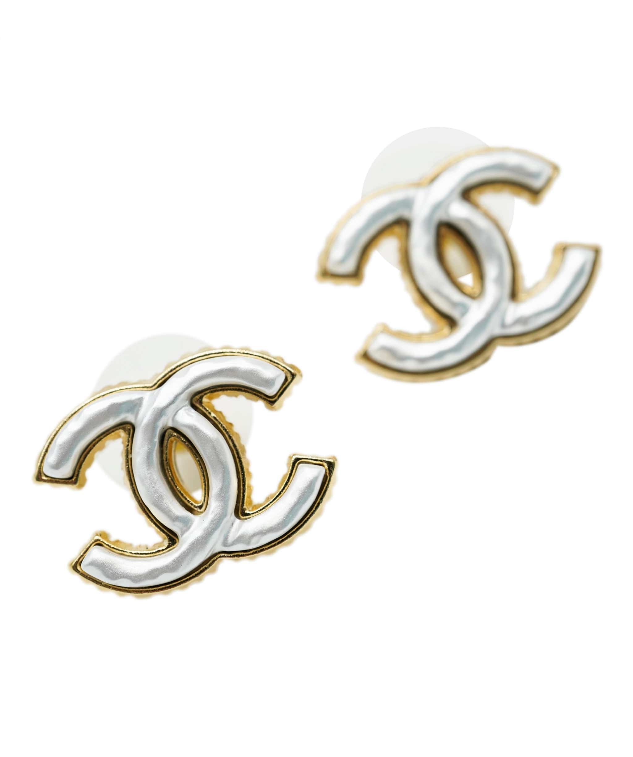 Chanel chanel white pearl effect cc studs GHW  ASL9333