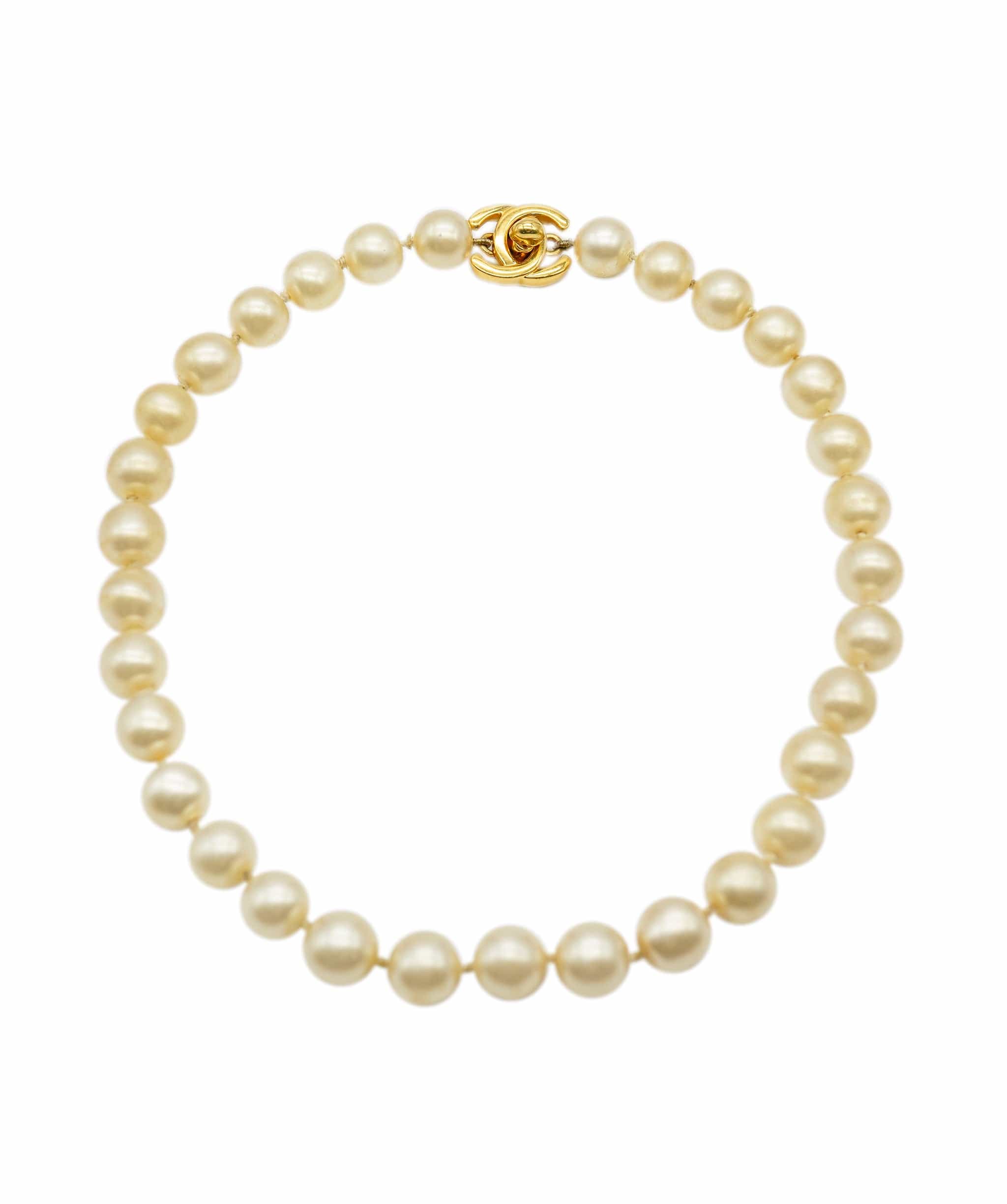 Chanel RARE chanel turnlock pearl necklace ALC0766