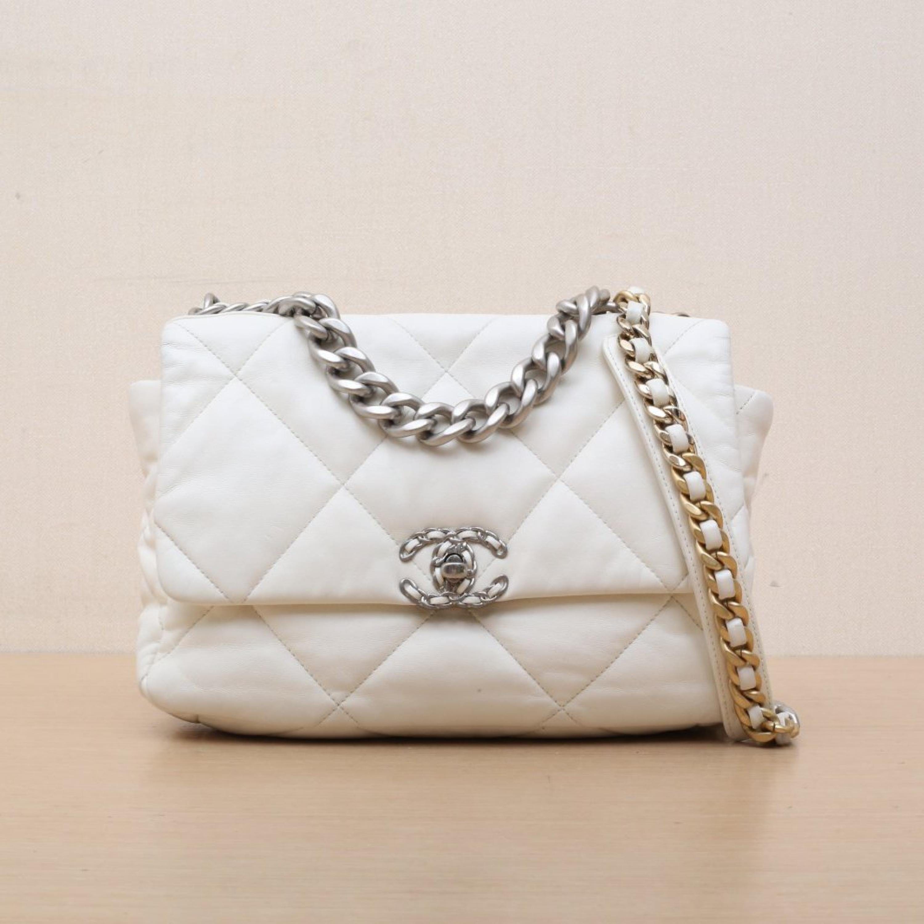 Chanel Chanel 19BAG Flap Bag Medium 30cm White Leather S Chip Closure Gold and Silver Buckle
No accessories ALC3147