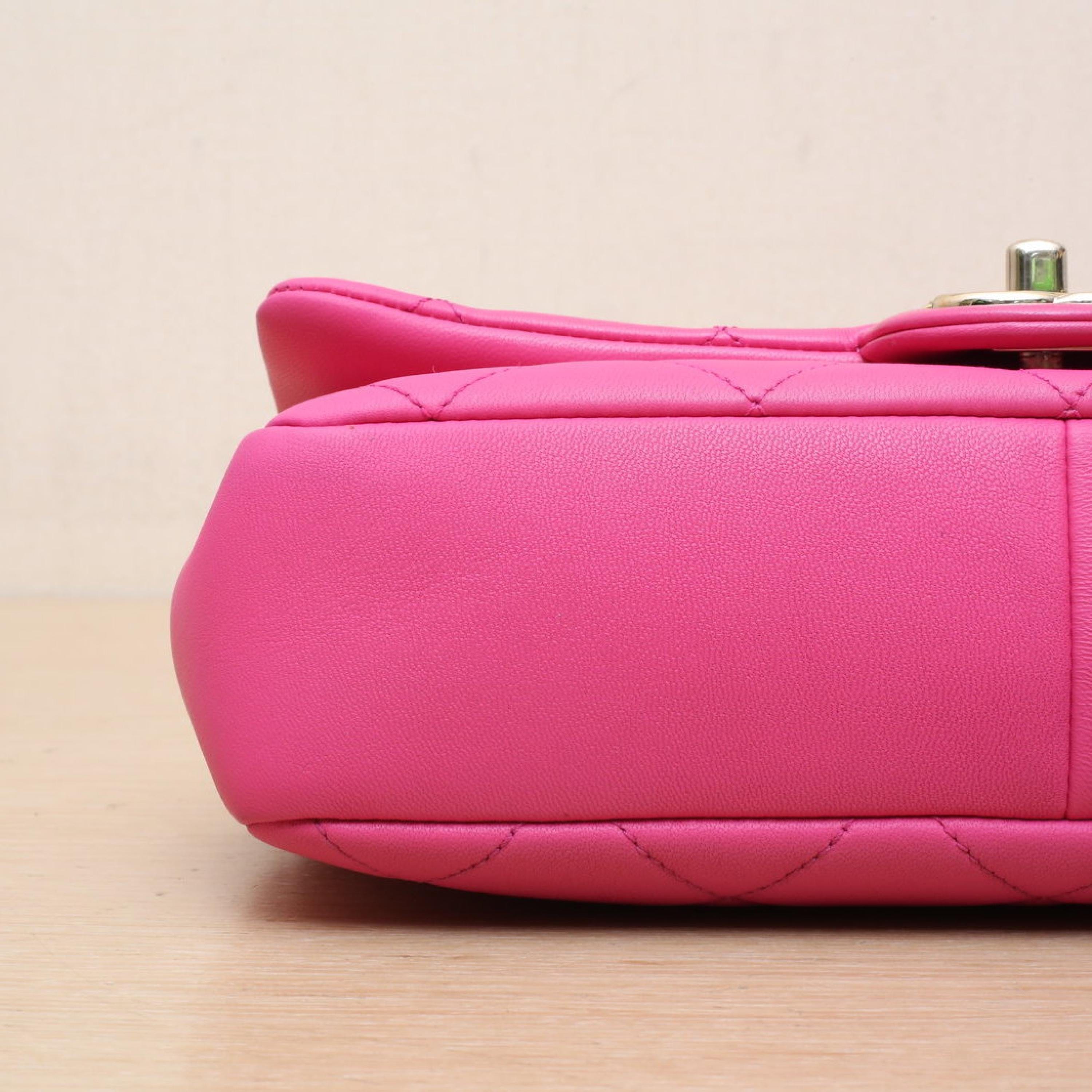 Chanel Chanel 22C Acrylic Thick Chain Handle Flap Bag 24cm Fuchsia Leather S 29k Gold Buckle
Original dust bag, ID card ALC3176