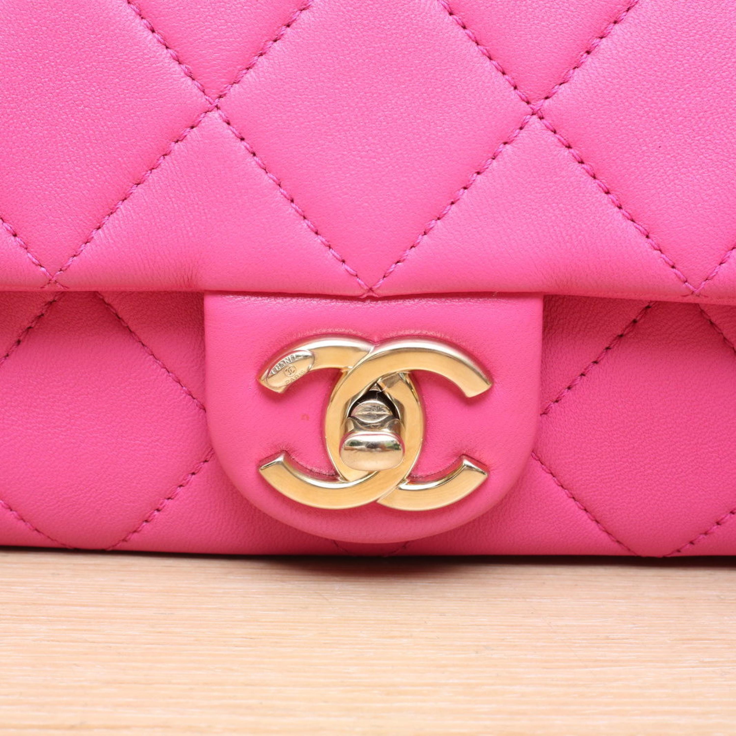 Chanel Chanel 22C Acrylic Thick Chain Handle Flap Bag 24cm Fuchsia Leather S 29k Gold Buckle
Original dust bag, ID card ALC3176