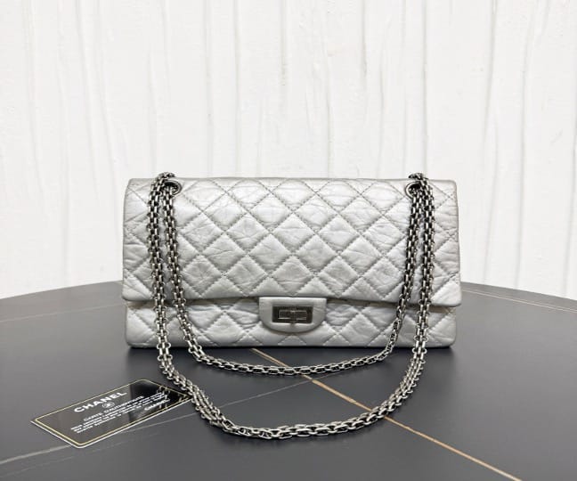 Chanel Chanel silver 2.55 chain bag, 27.5 (154 cardholder with card). 22271022