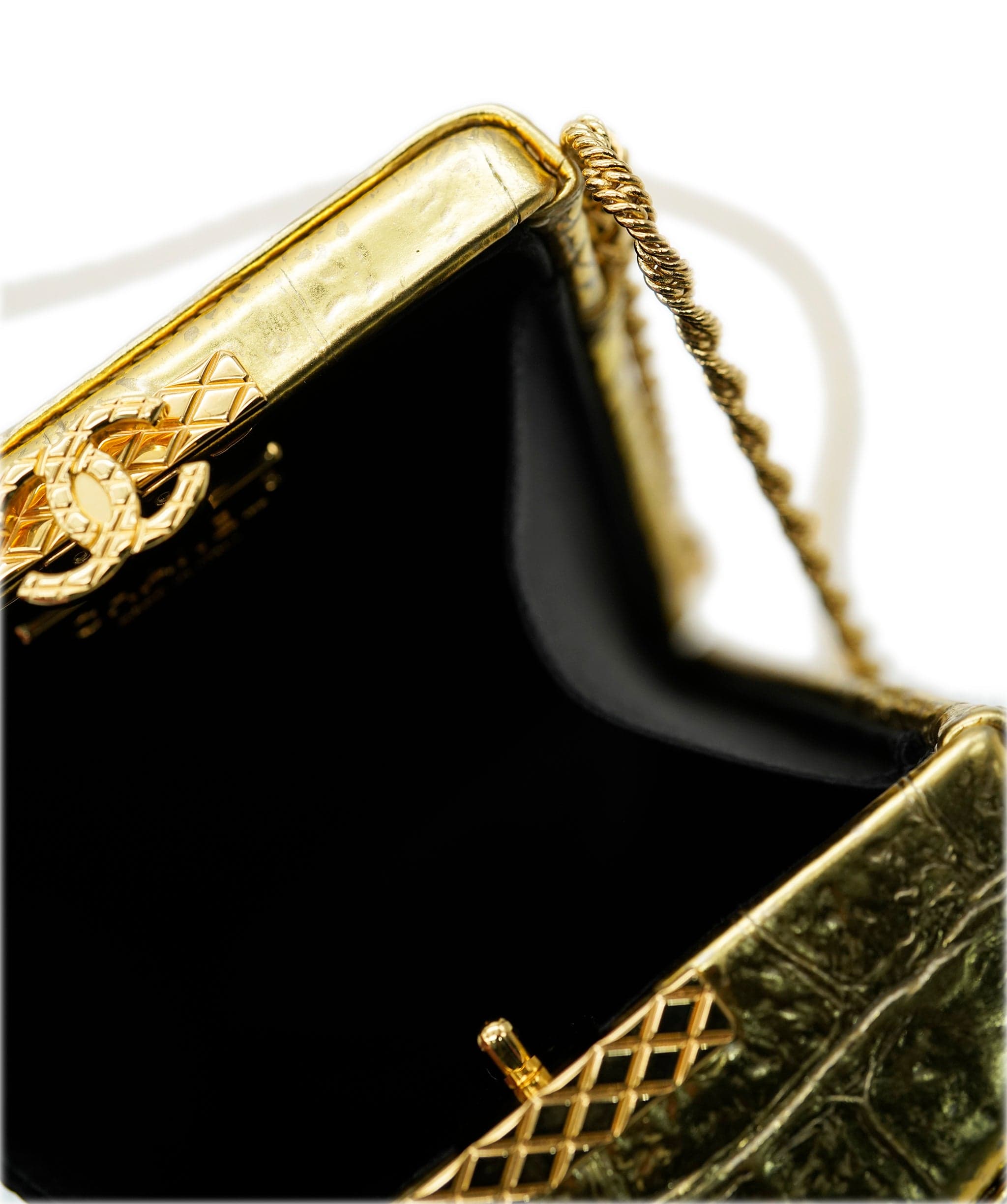 Chanel *COLLECTOR'S PIECE* CHANEL GOLD CROC EMBOSSED VANITY CASE BAG IN CALFSKIN LEATHER WITH GOLD HARDWARE DXBS2073