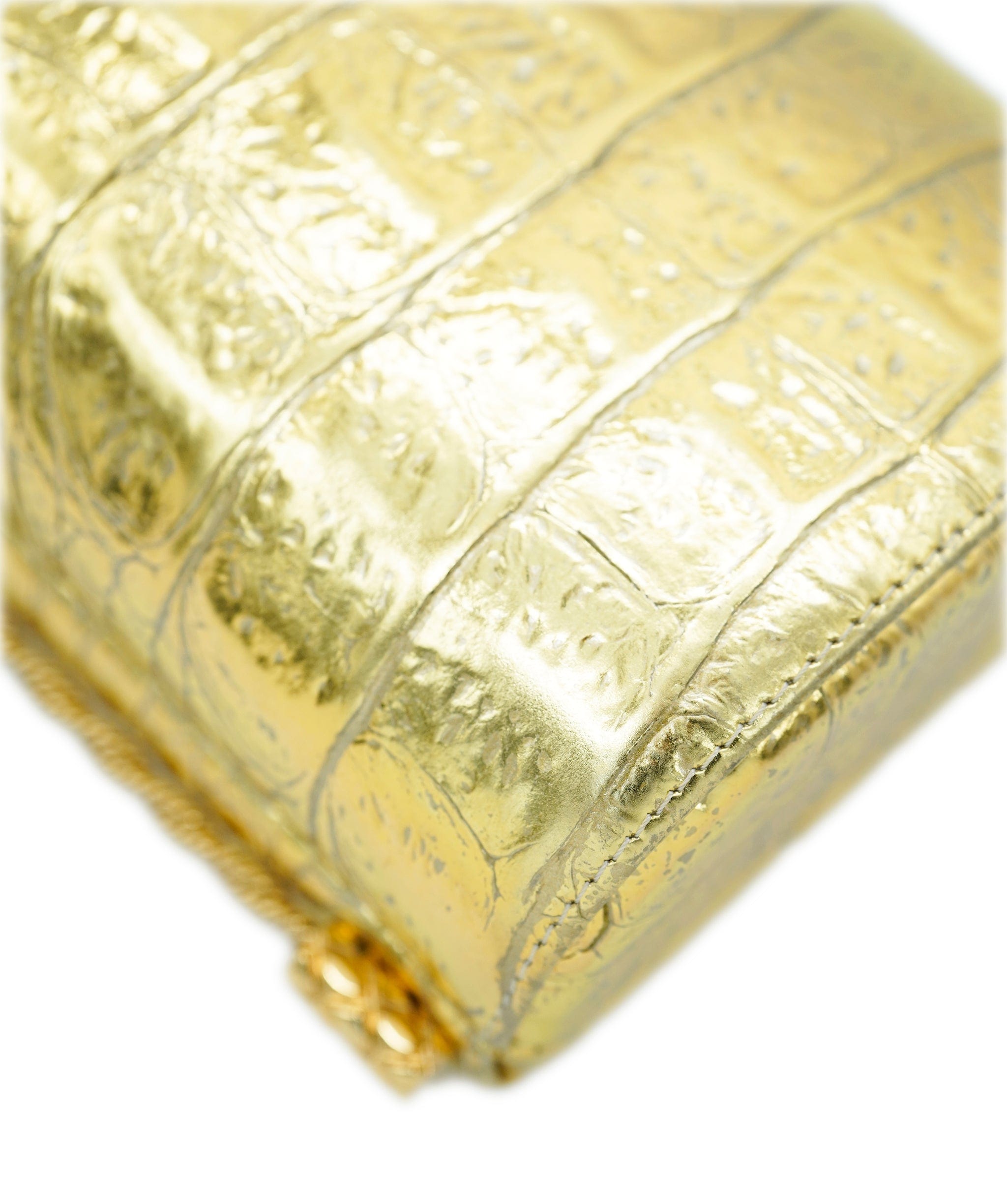 Chanel *COLLECTOR'S PIECE* CHANEL GOLD CROC EMBOSSED VANITY CASE BAG IN CALFSKIN LEATHER WITH GOLD HARDWARE DXBS2073