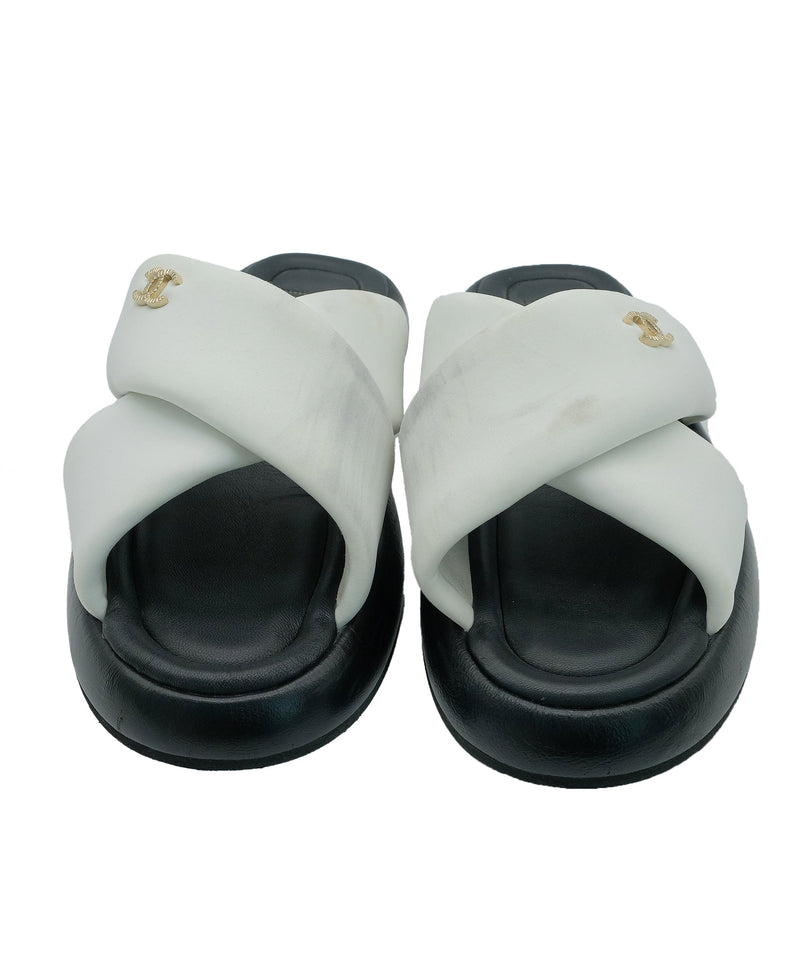 Chanel slides discount black and white