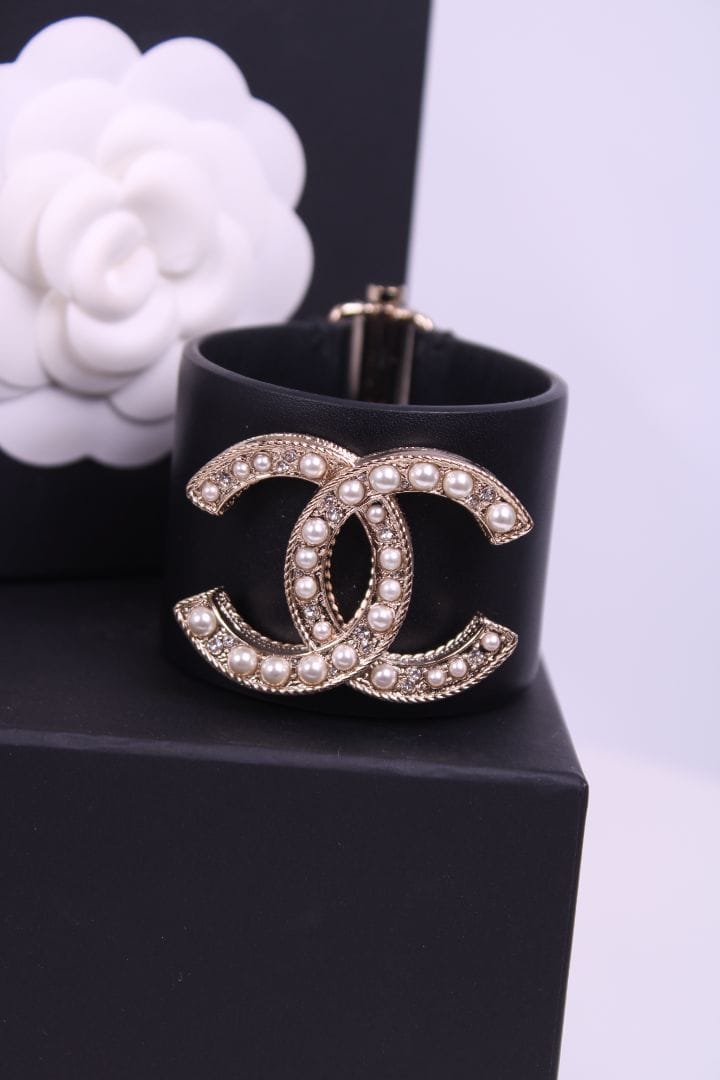 Chanel Chanel Leather and pearl bracelet Black one size