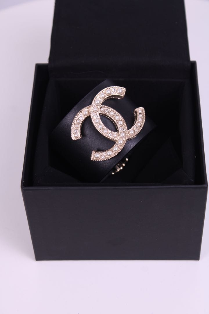 Chanel Chanel Leather and pearl bracelet Black one size