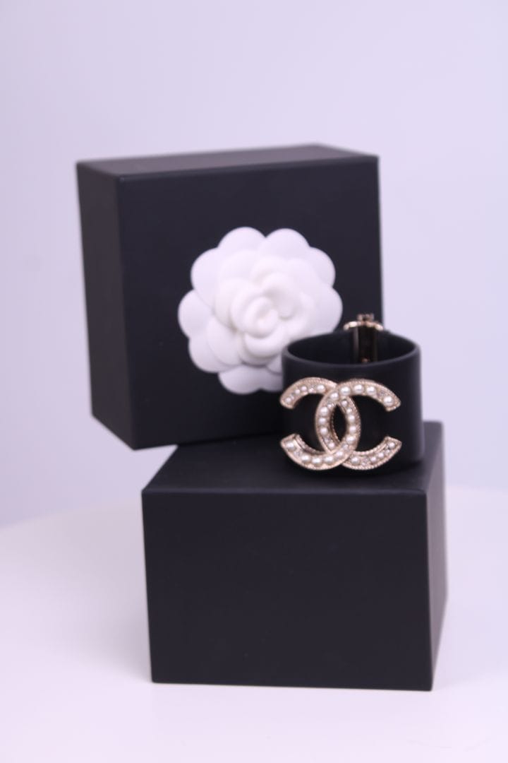 Chanel Chanel Leather and pearl bracelet Black one size