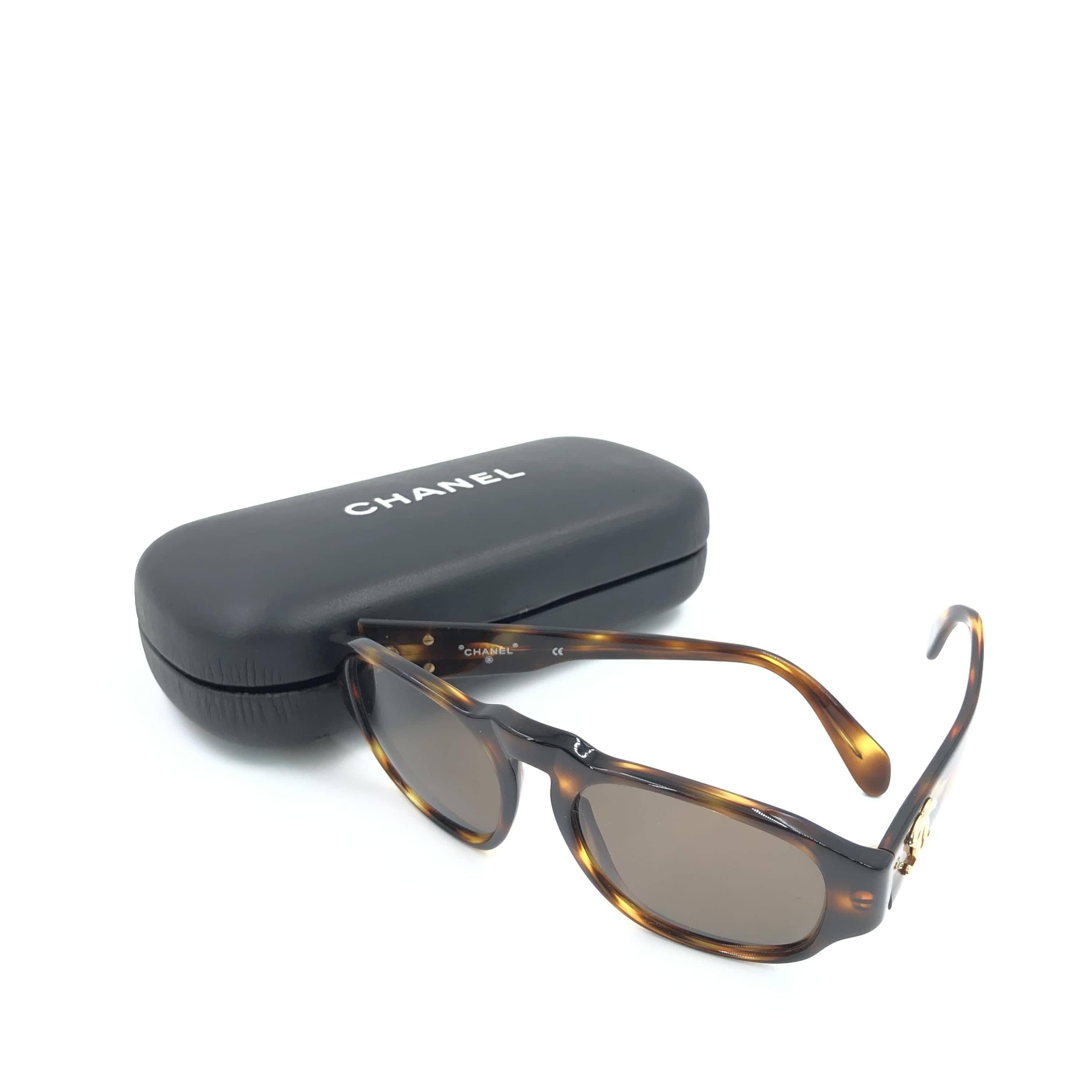 Chanel Chanel Tortoiseshell Sunglasses With Case C337942